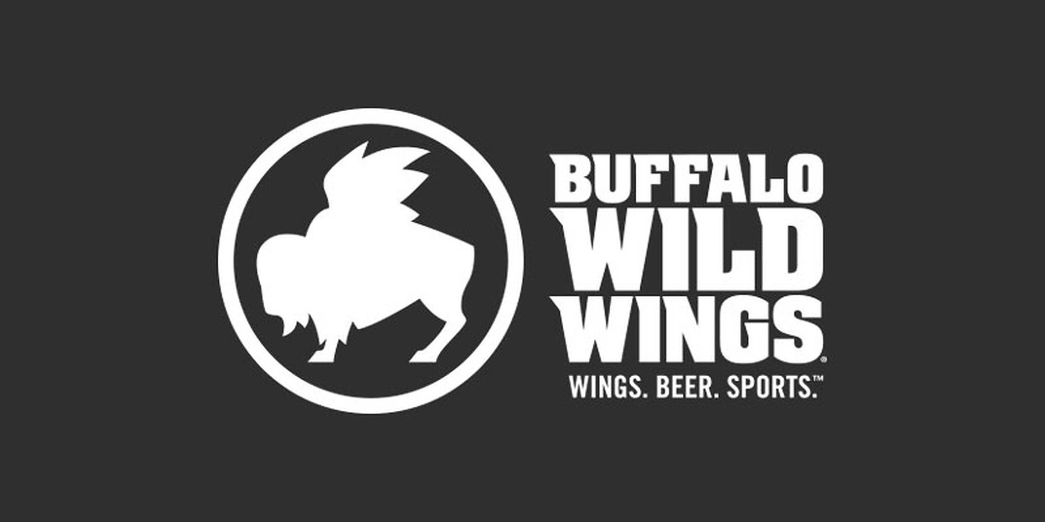 Buffalo Wild Wings 灰色海報 壁紙 — 大膽的白色Buffalo Wild Wings標誌，深灰色背景，帶有水牛剪影和標語。