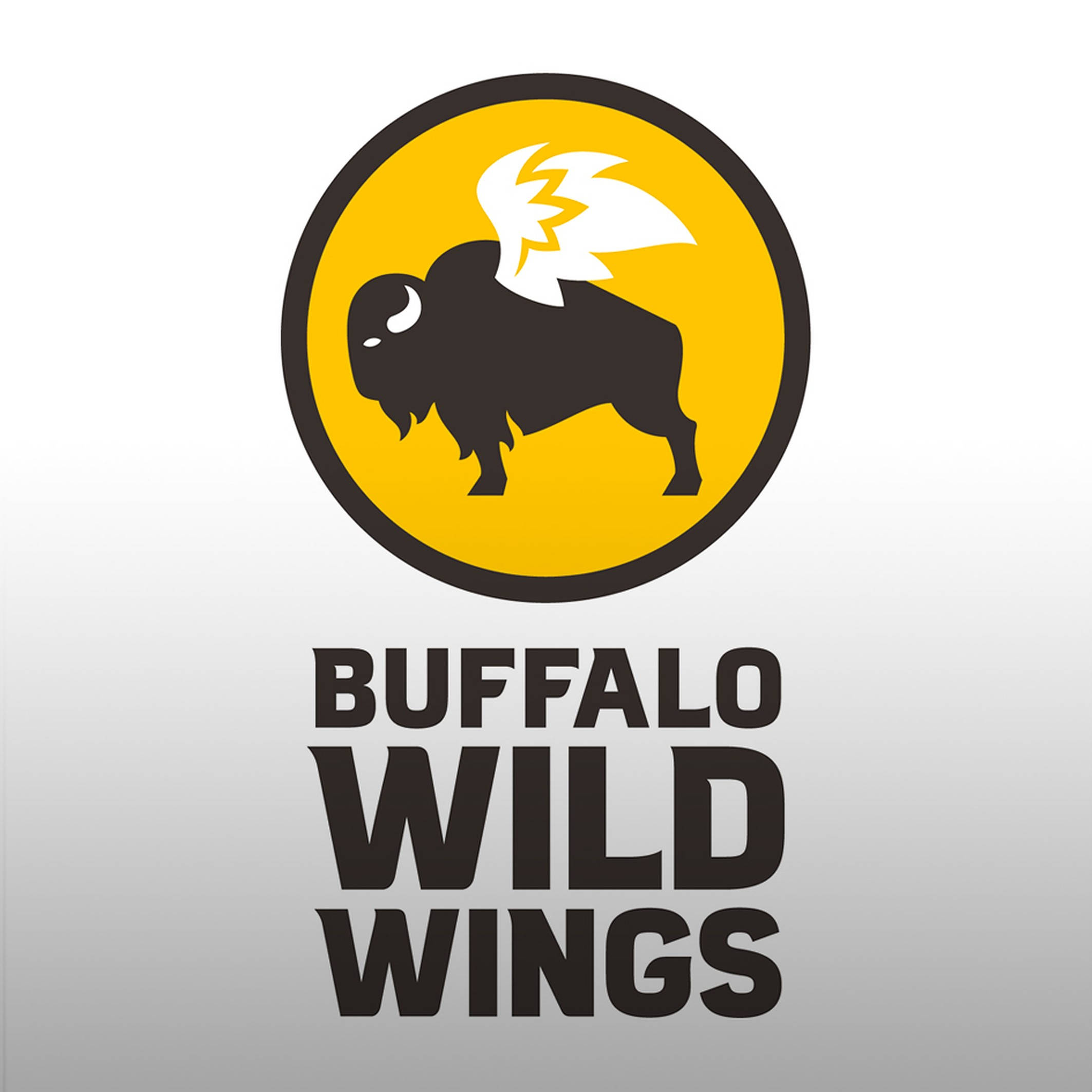 Buffalo Wild Wings 灰階漸層 壁紙 — 一個大膽的標誌，在漸變灰色背景上，黃色圓圈內有一隻帶白色翅膀的黑色水牛，下方有粗體文字。