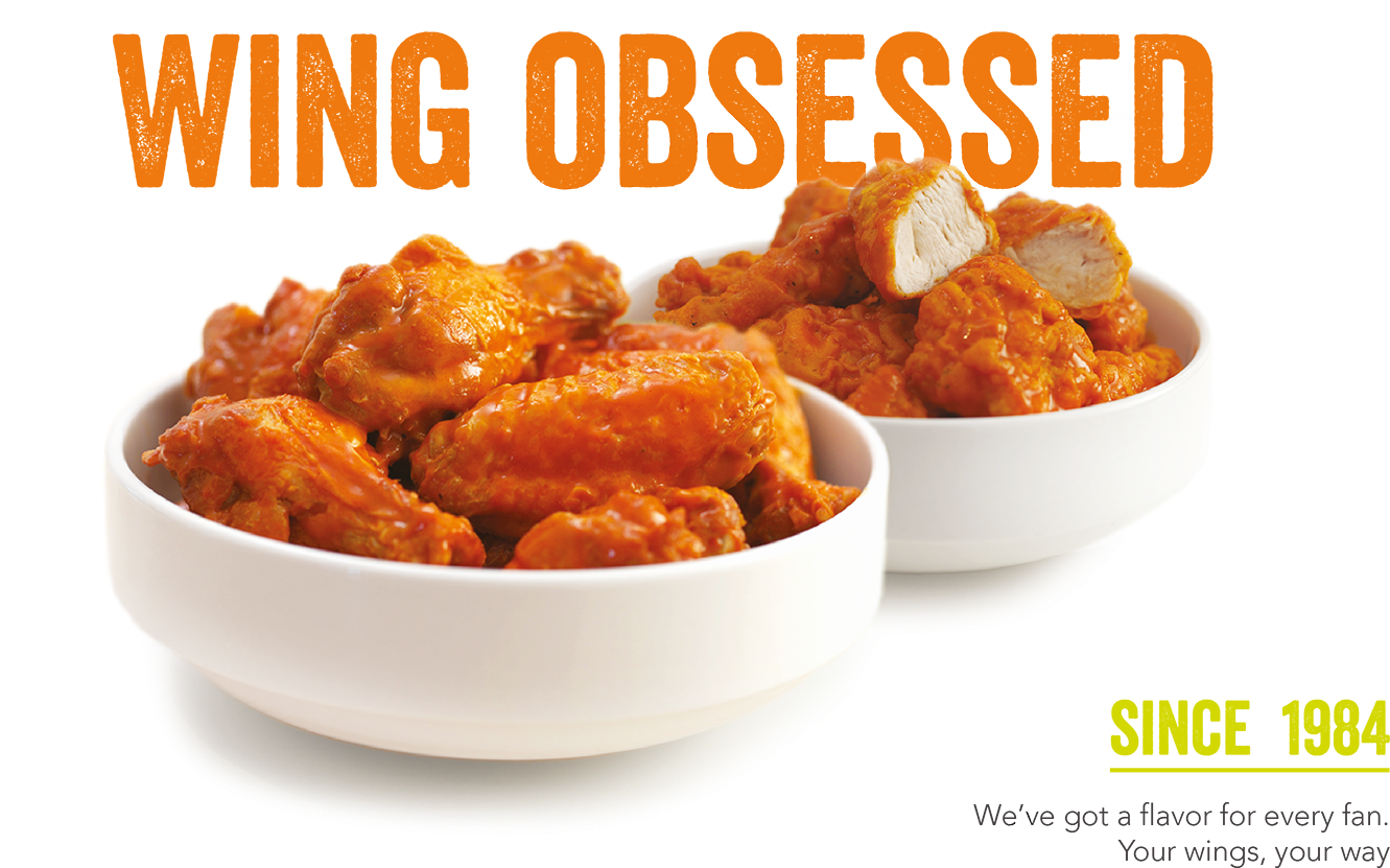 Buffalo Wing Obsession 廣告 壁紙 — 兩個白色碗裝滿了閃亮的橙色水牛雞翼，背景為純黑色，並有粗體橙色文字。
