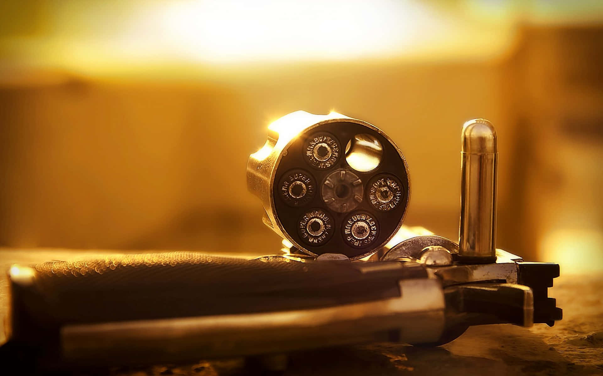 金色光線照射下的左輪手槍彈巢和子彈。