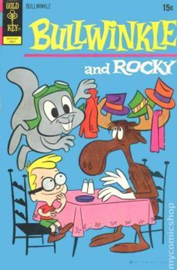 漫畫 桌布 壁紙 — Bullwinkle 和 Rocky 與一個孩子坐在桌子旁，卡通駝鹿和兔子戴著彩色帽子，出現在漫畫書封面上。