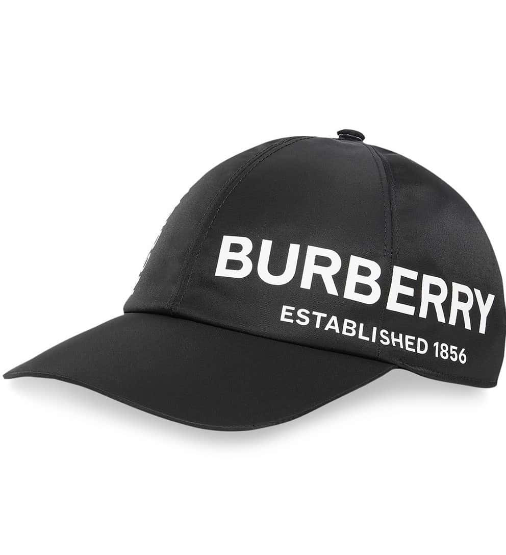 Burberry的優雅風采 壁紙 — 時尚黑色 Burberry 棒球帽，帶有醒目的白色品牌標誌和「ESTABLISHED 1856」文字，背景為純白色。