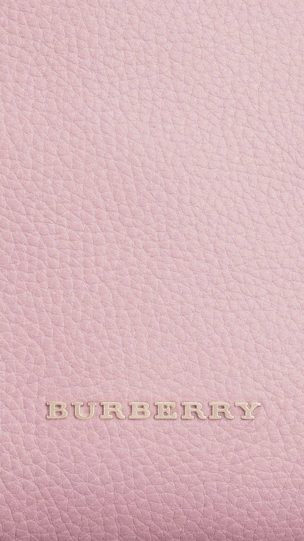 粉紅色皮革上壓印金色的 Burberry 標誌。