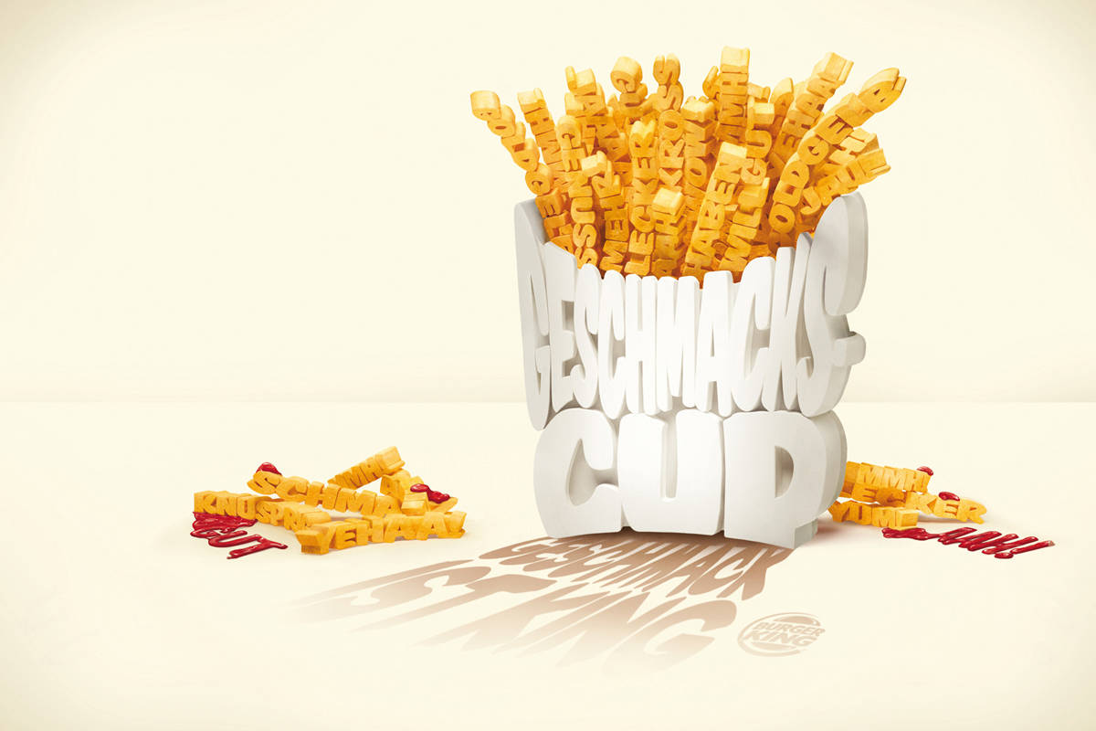 Burger King 字母薯條 壁紙 — 一個3D渲染的白色杯子，裝滿了金色字母形狀的薯條，拼出「GESCHMACKS CUP」，並在米色表面上散落著紅色字母。