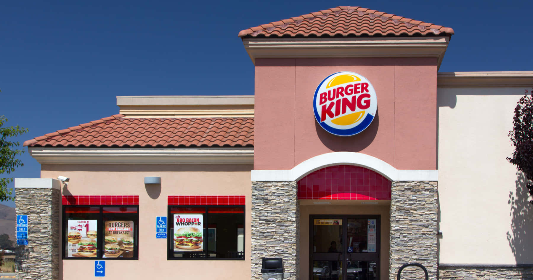 Burger King快餐餐廳，紅色瓦片屋頂和晴朗的天空。