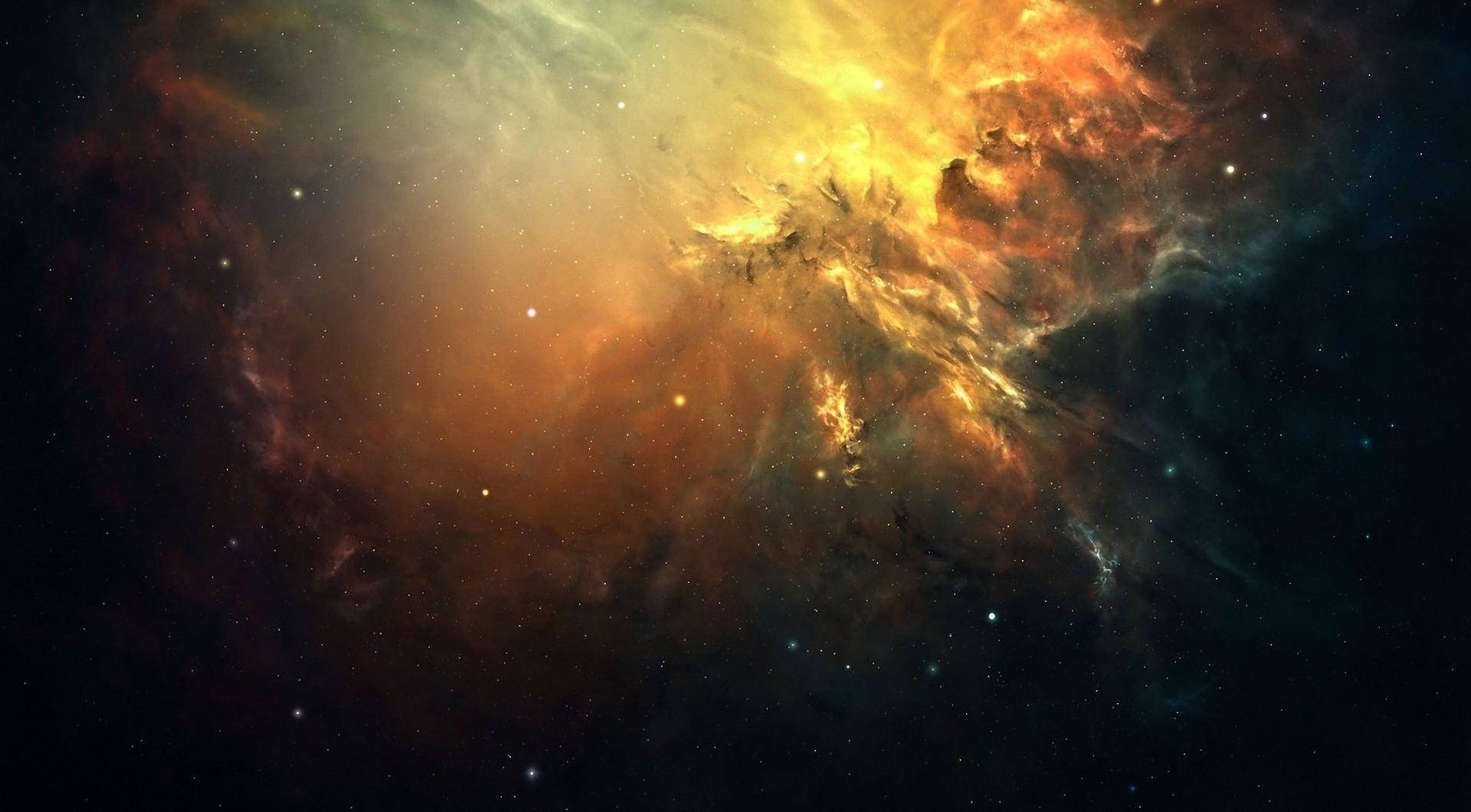 燃燒的宇宙塵埃與星系壯觀景象 壁紙 — 一個充滿活力的宇宙星雲，在佈滿星星的黑暗虛空中，以火熱的橙色和金色色調旋轉。