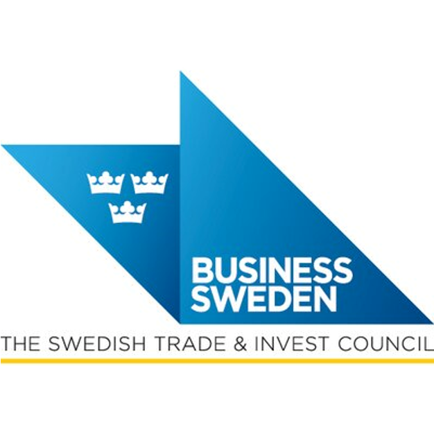 Business Sweden 標誌 壁紙 — 藍色幾何標誌，帶有三個皇冠和粗體白色文字，用於Business Sweden，背景為純白色。