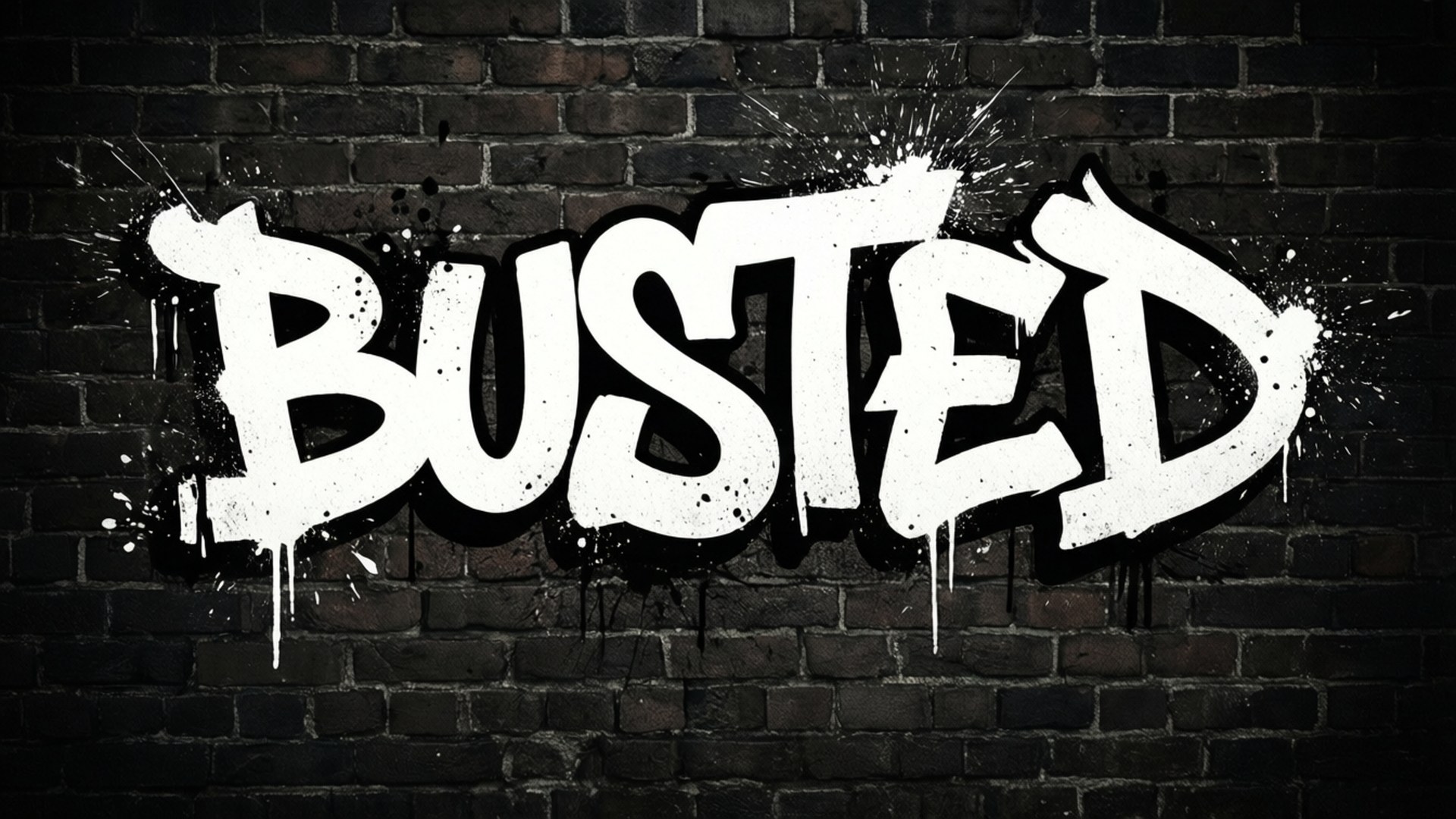深色磚牆上帶有油漆飛濺和滴落的白色塗鴉單詞 busted