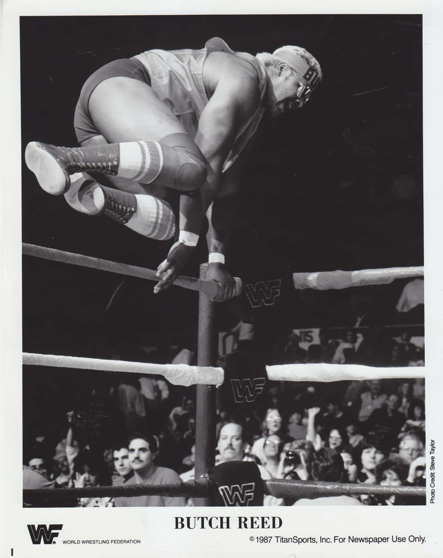 Butch Reed 跳入擂台 壁紙 — 摔角手 Butch Reed 在 WWF 比賽中從頂繩躍下的戲劇性黑白照片。