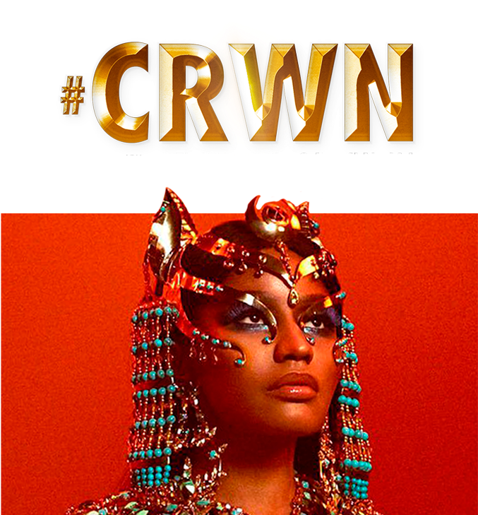 C R W N對話活動宣傳圖 壁紙 — Nicki Minaj 佩戴華麗的金色和綠松石埃及風格頭飾，背景為大膽的紅色，並帶有 '#CRWN' 文字疊加。