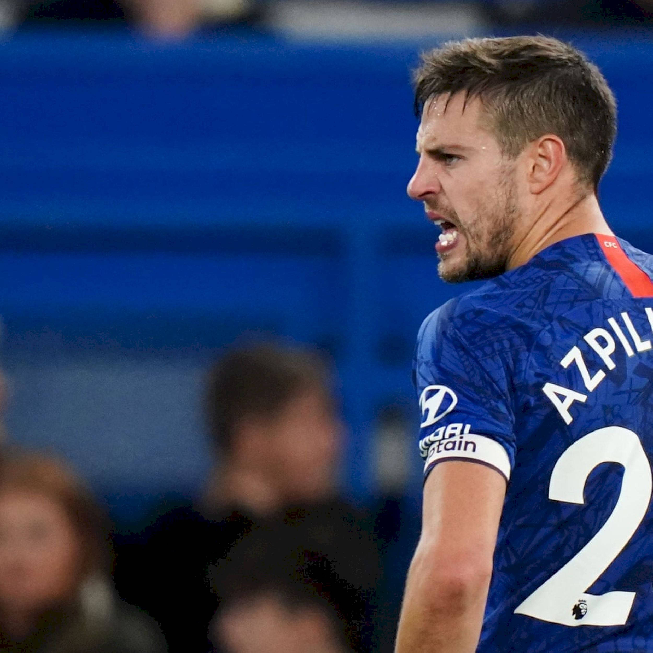César Azpilicueta 賽場精彩表現 壁紙 — 一名身穿藍色球衣、背號二號的足球員在球場燈光下激情吶喊。