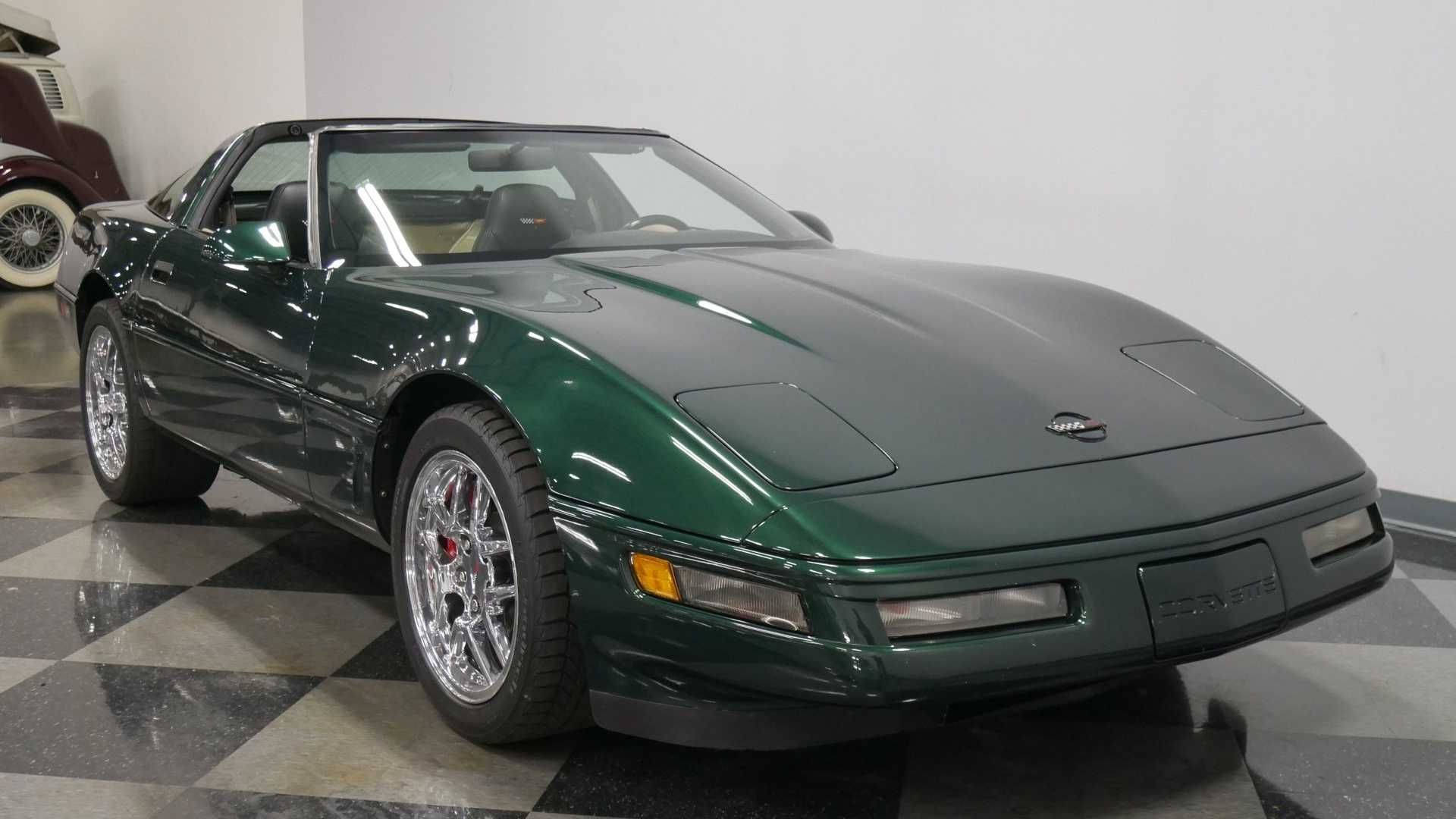 深綠色Corvette跑車在格子地板的展廳中展示。