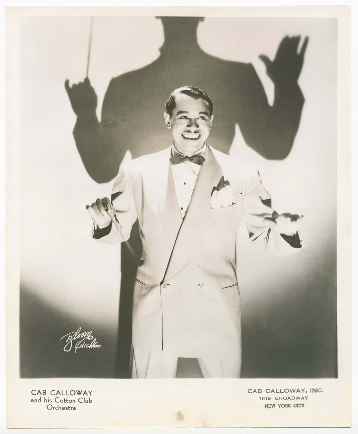  壁紙 — Cab Calloway 身穿燕尾服，在復古工作室肖像中燦爛微笑，身後投射出指揮家的影子。