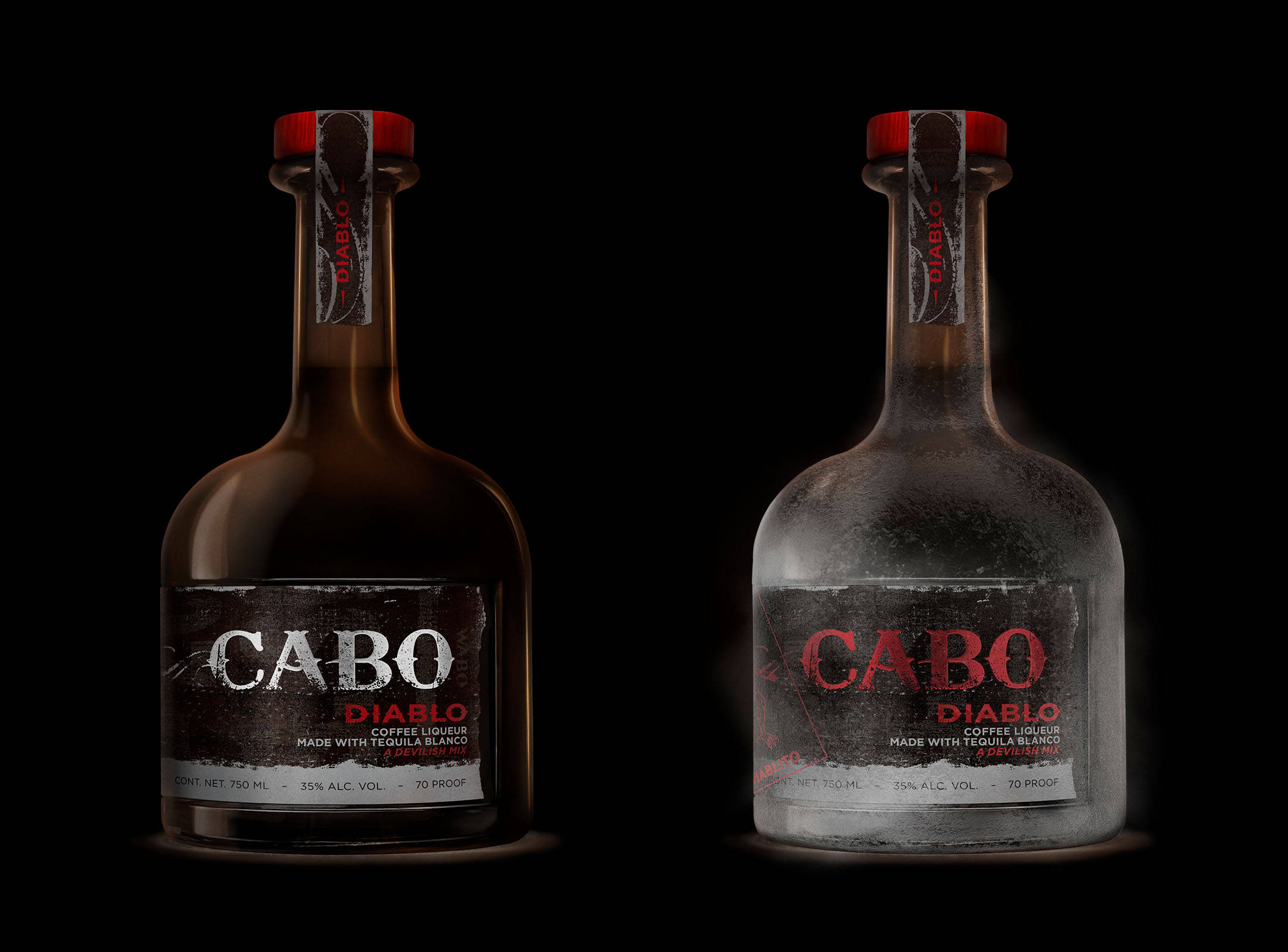 Cabo Wabo黑白版 壁紙 — 兩瓶CABO Diablo咖啡利口酒，一瓶深琥珀色，一瓶霜凍透明，在黑色背景上帶有戲劇性燈光。