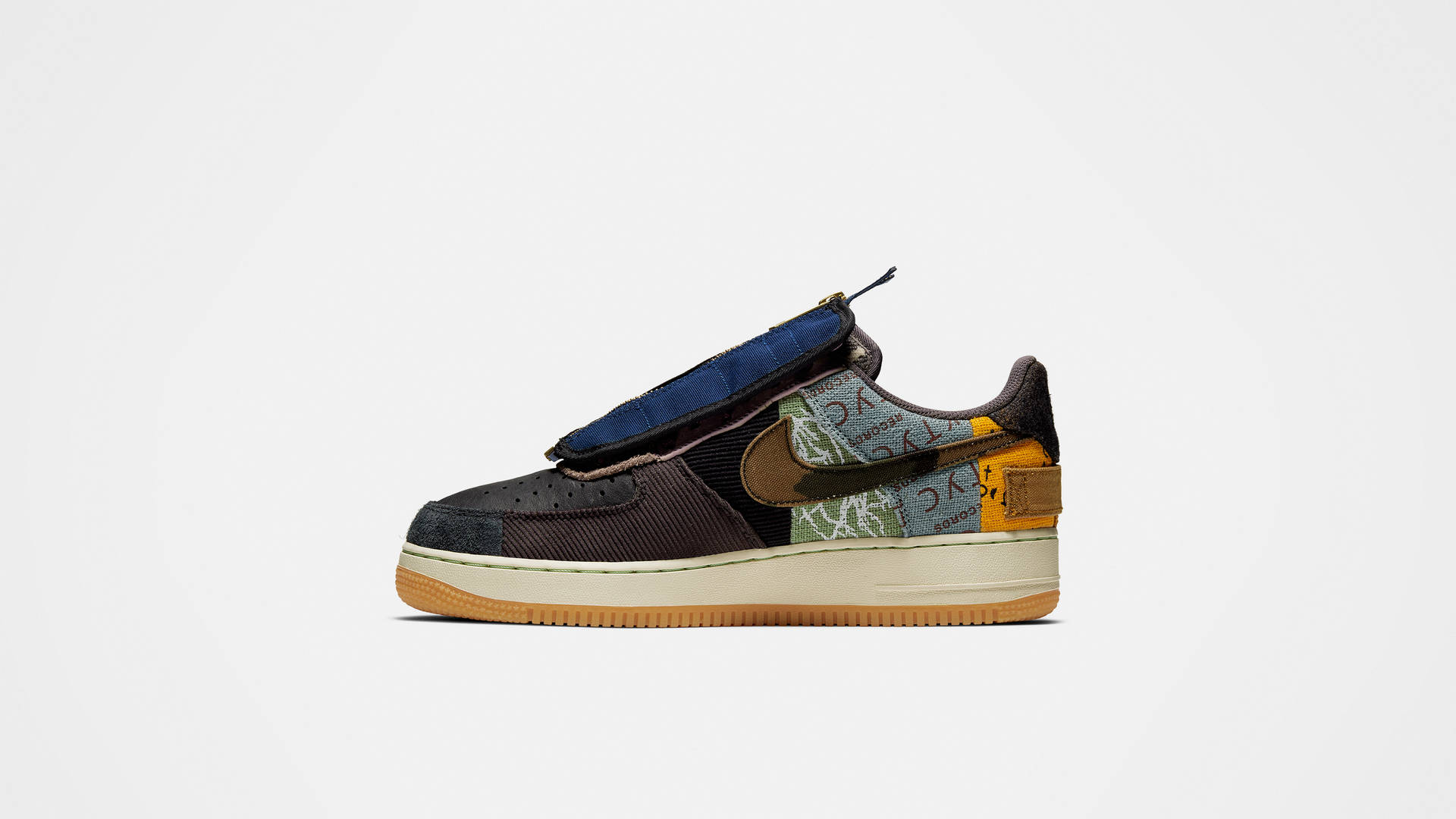 帶有彩色拼布設計和藍色帶子的Nike Air Force 1運動鞋。
