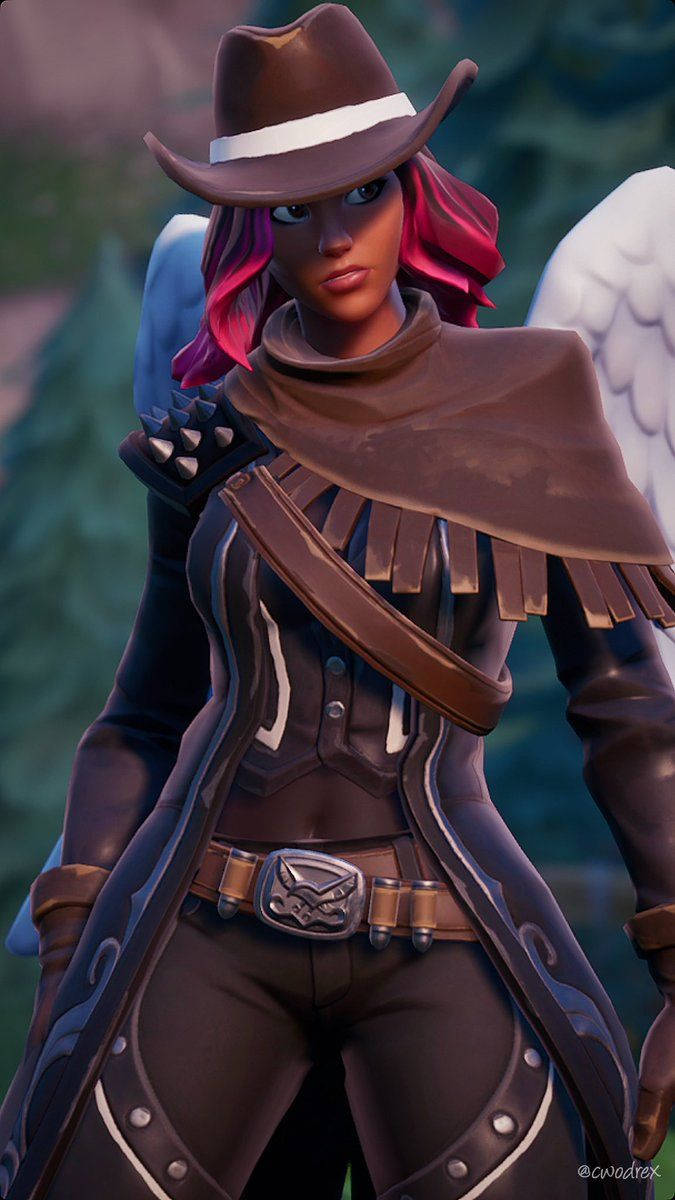 Calamity Fortnite 天使翅膀 壁紙 — 一個兇猛的女牛仔角色，擁有粉紅色頭髮和天使翅膀，自信地穿著堅固的皮革服裝站立。