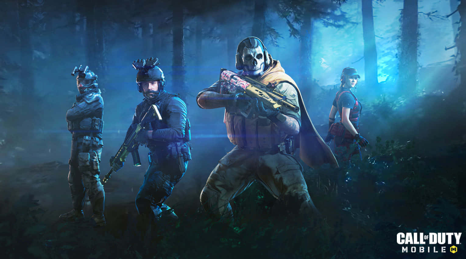 即刻加入戰鬥，體驗《Call of Duty 2020》最新力作 壁紙 — 四名身穿戰術裝備的武裝士兵在夜間穿過霧氣瀰漫的森林，藍色光芒穿過樹木。