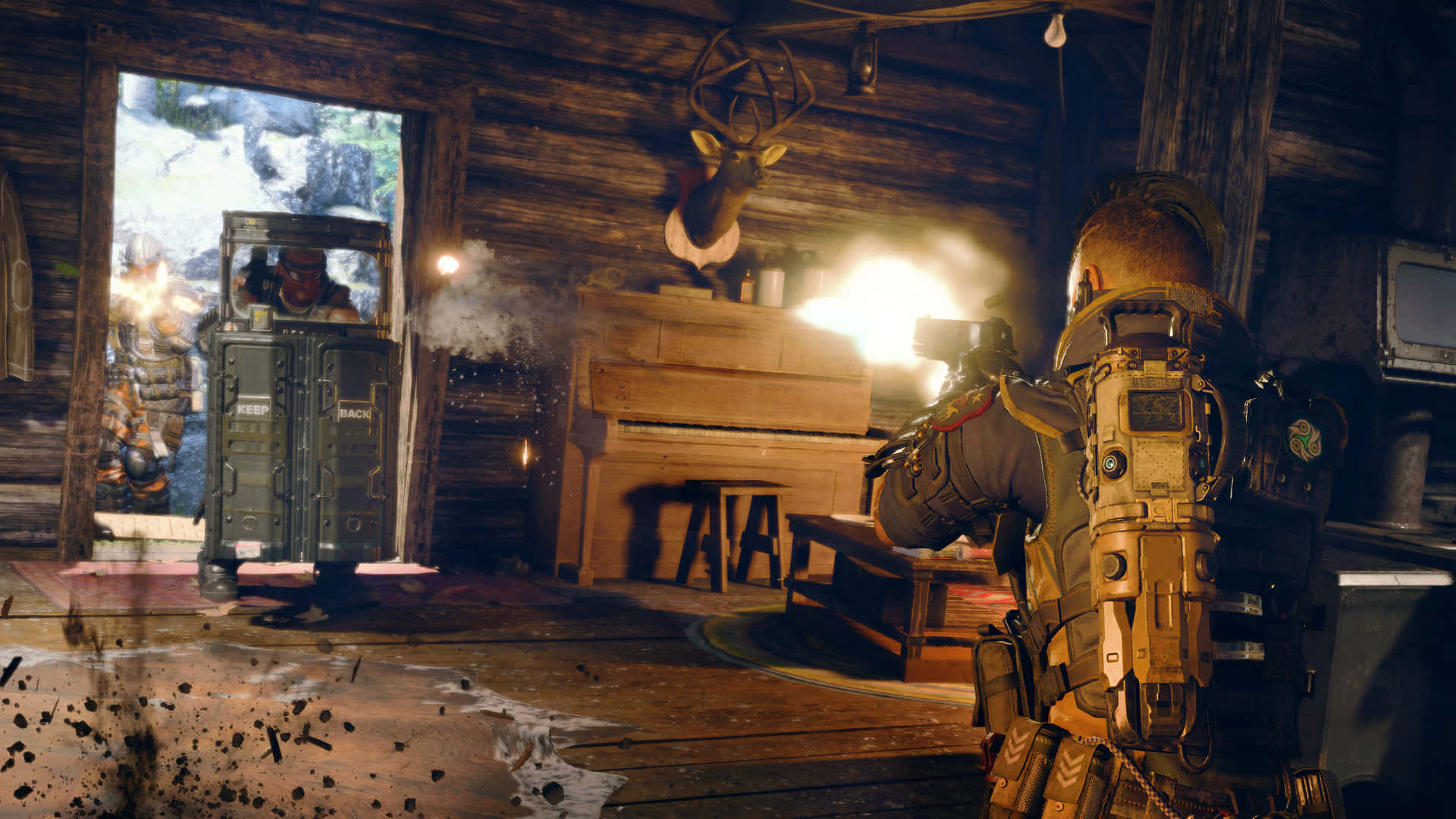 準備迎接《最佳 Call of Duty: Black Ops 4》中的驚險冒險 壁紙 — 一名身穿戰術裝備的士兵在質樸的木屋內開火，煙霧和碎片在空中飛揚。