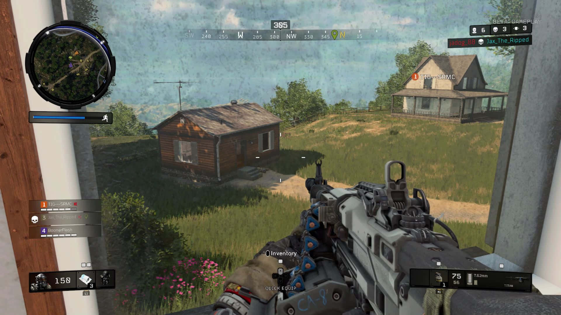 在《最佳 Call of Duty: Black Ops 4》中體驗驚天戰鬥 壁紙 — 第一人稱射擊視角，瞄準兩間鄉村小屋，位於草地鄉村景觀中，並覆蓋了UI元素。