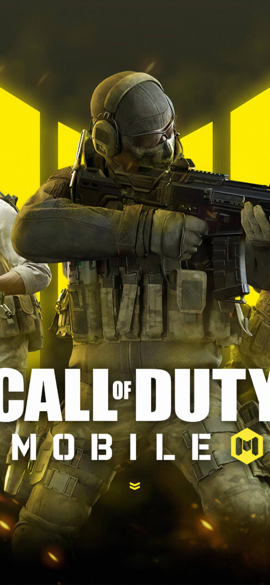 Call Of Duty Mobile 標誌 Ghost 壁紙 — 一名身穿戰術裝備的士兵在發光黃色背景及遊戲標題文字前瞄準步槍。