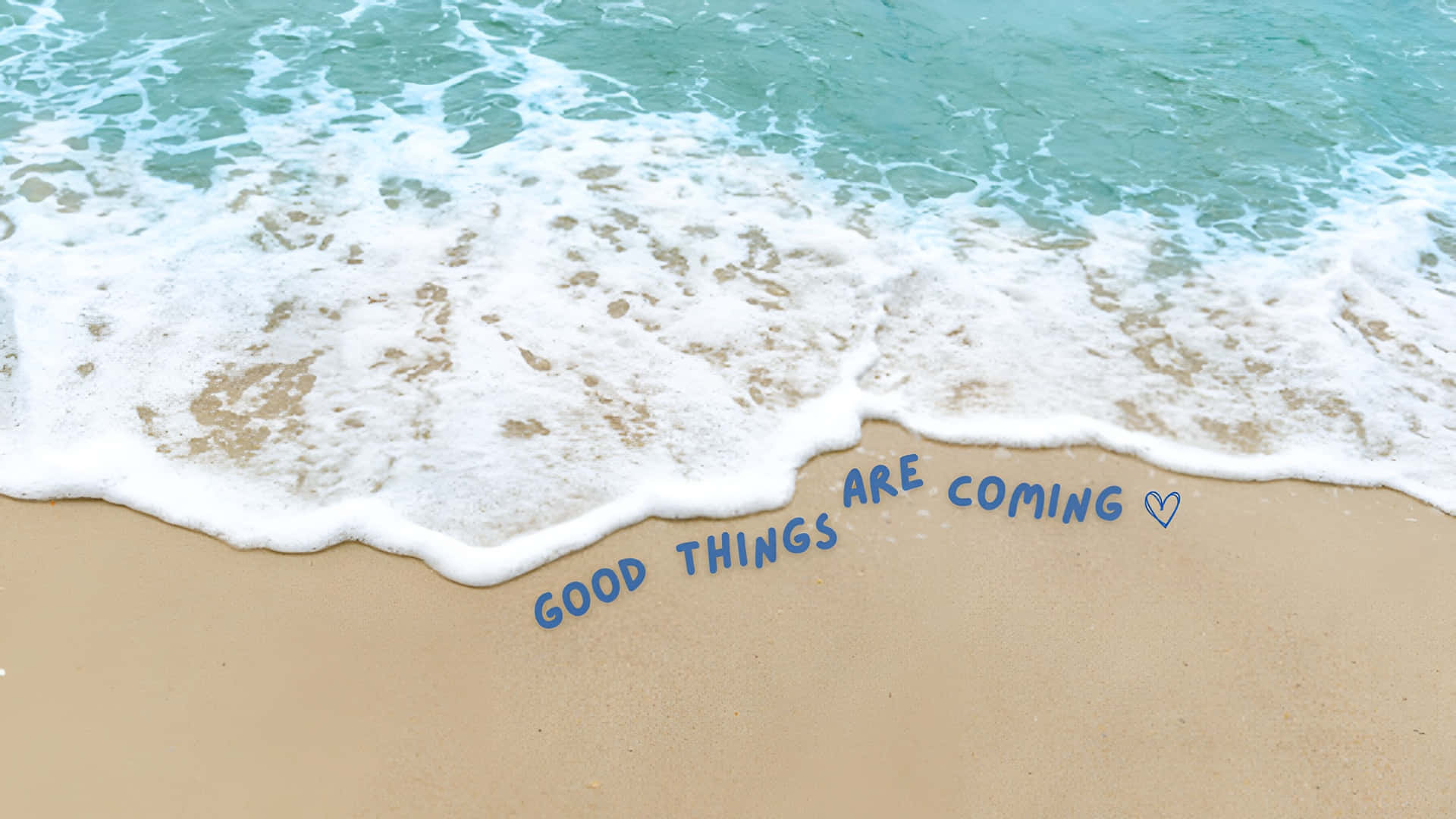 壁紙 — 平靜嘅藍綠色海浪輕輕湧上金色沙灘，藍色文字寫住好事就快嚟。