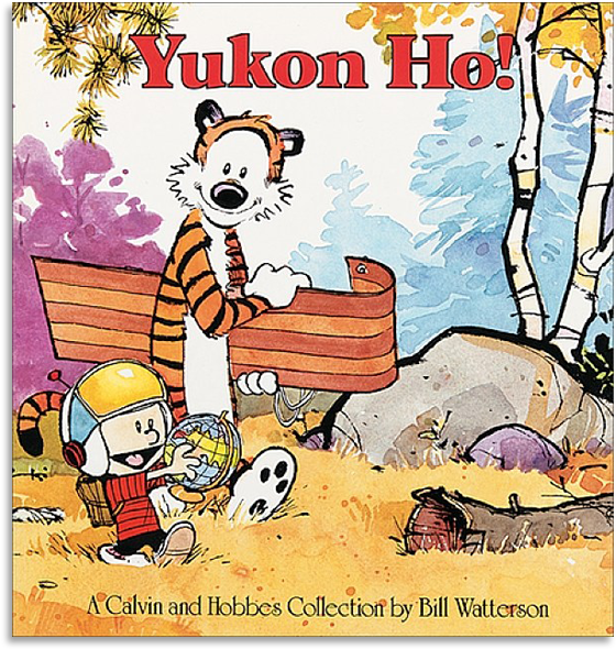 Calvin 與 Hobbes《育空霍！》冒險 壁紙 — 卡爾文與霍布斯帶著木製雪橇和幽靈玩具，在色彩繽紛的秋林中嬉戲探索。