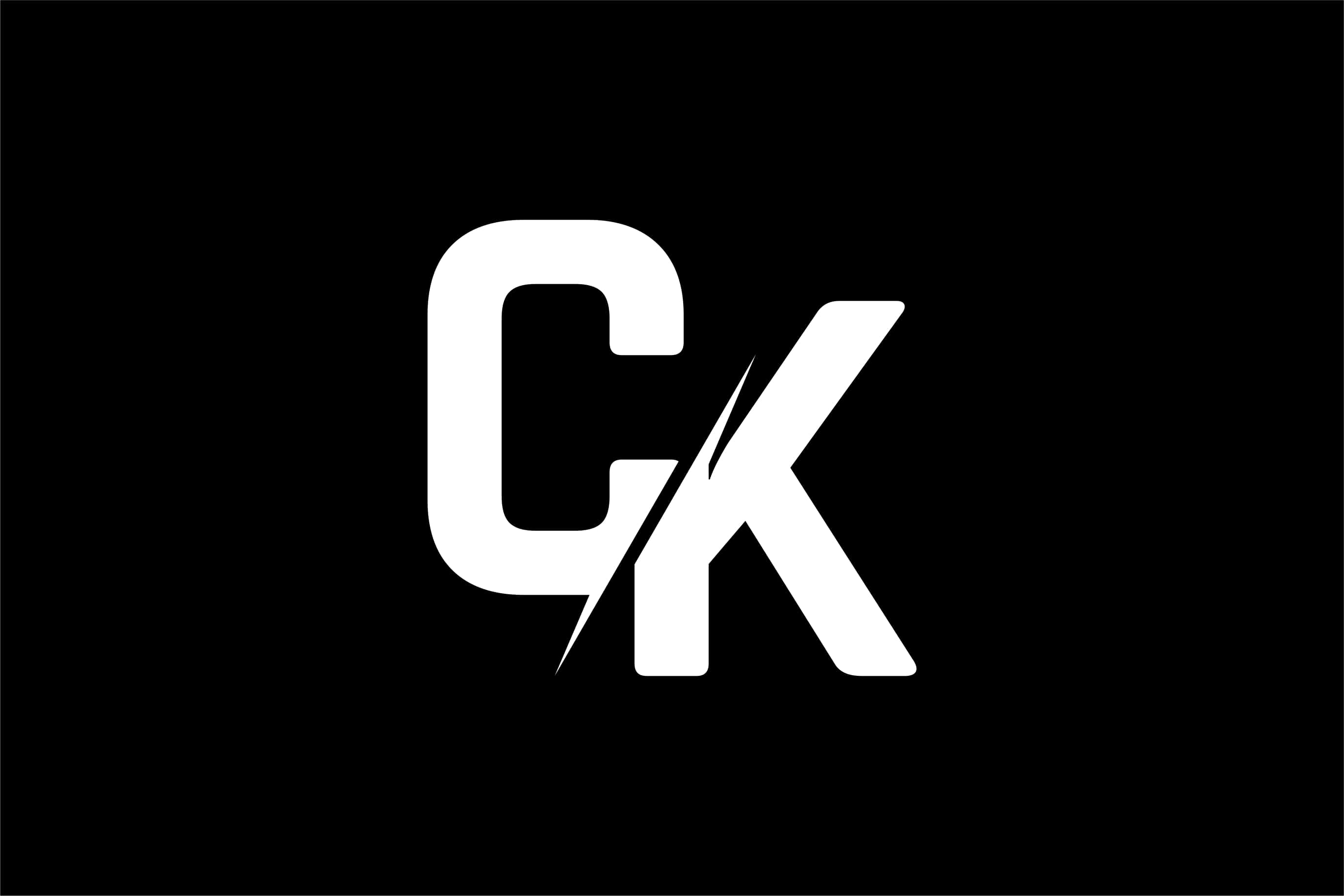 於Calvin Klein選購最時尚的穿搭 壁紙 — 黑色背景上帶有銳利角度切割的醒目白色「CK」標誌。