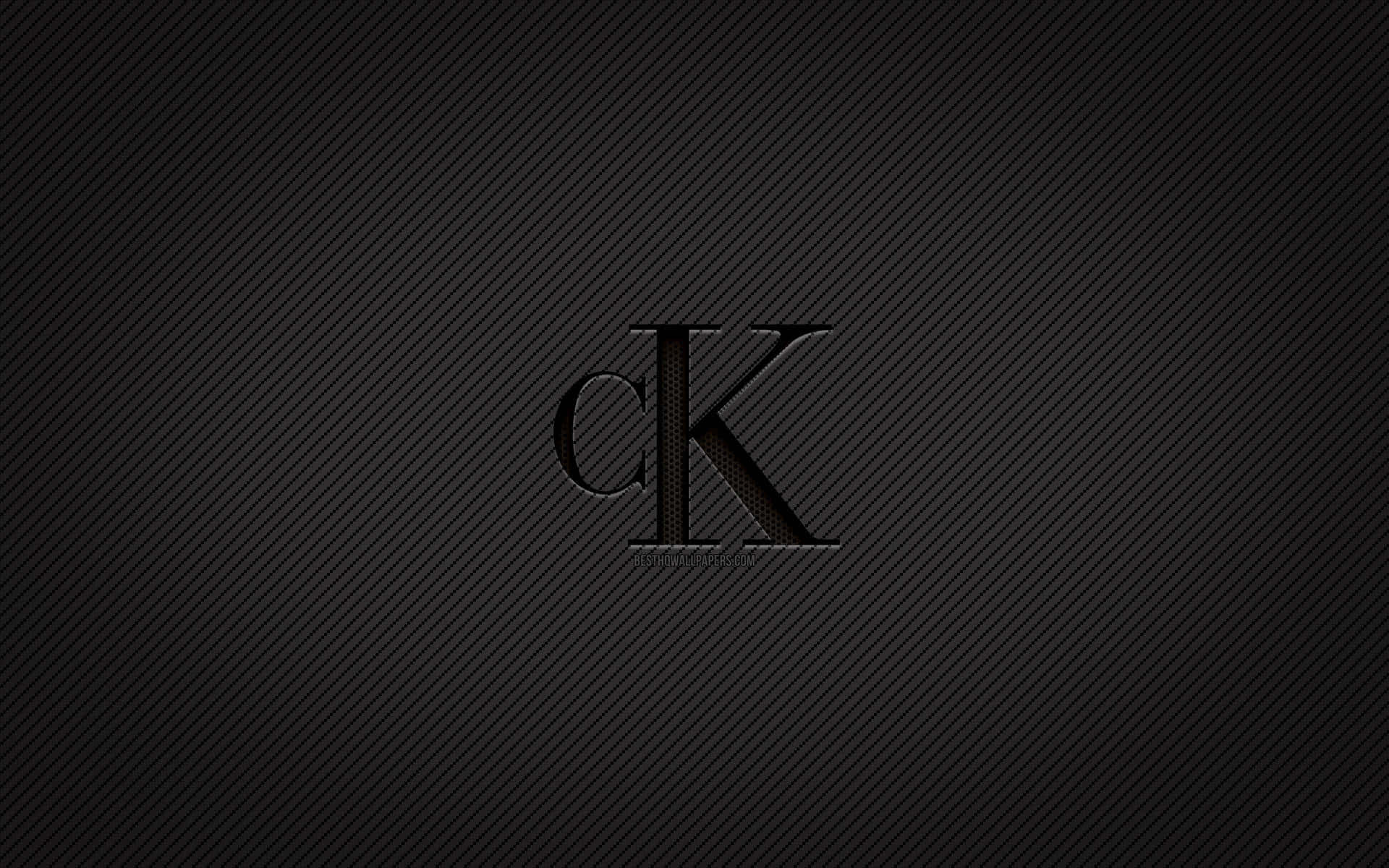 展現你的風格，選擇Calvin Klein 壁紙 — 一個時尚的黑色碳纖維紋理背景，中央有一個低調的CK標誌，採用單色設計。