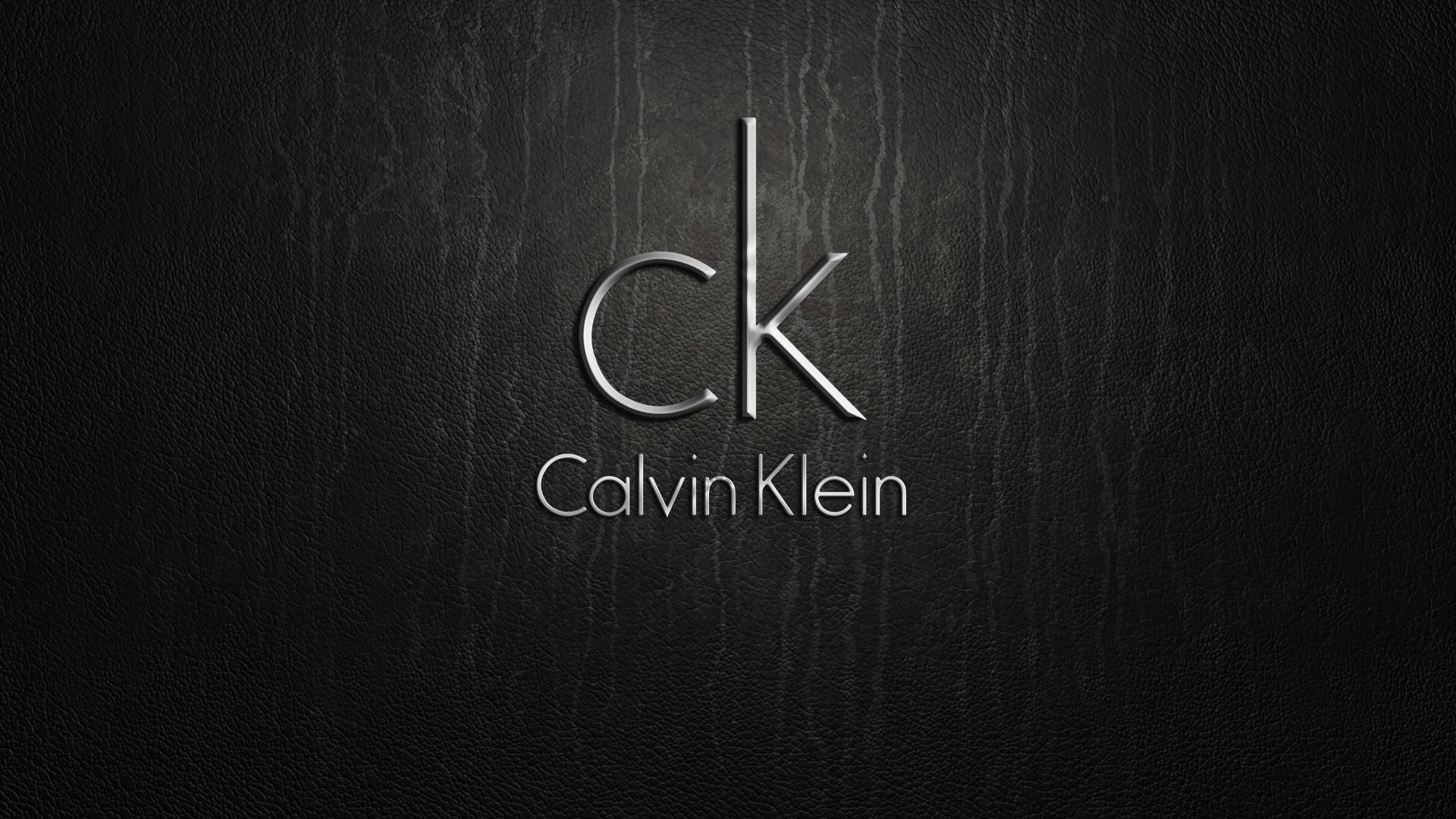 黑色皮革紋理上的Calvin Klein標誌。