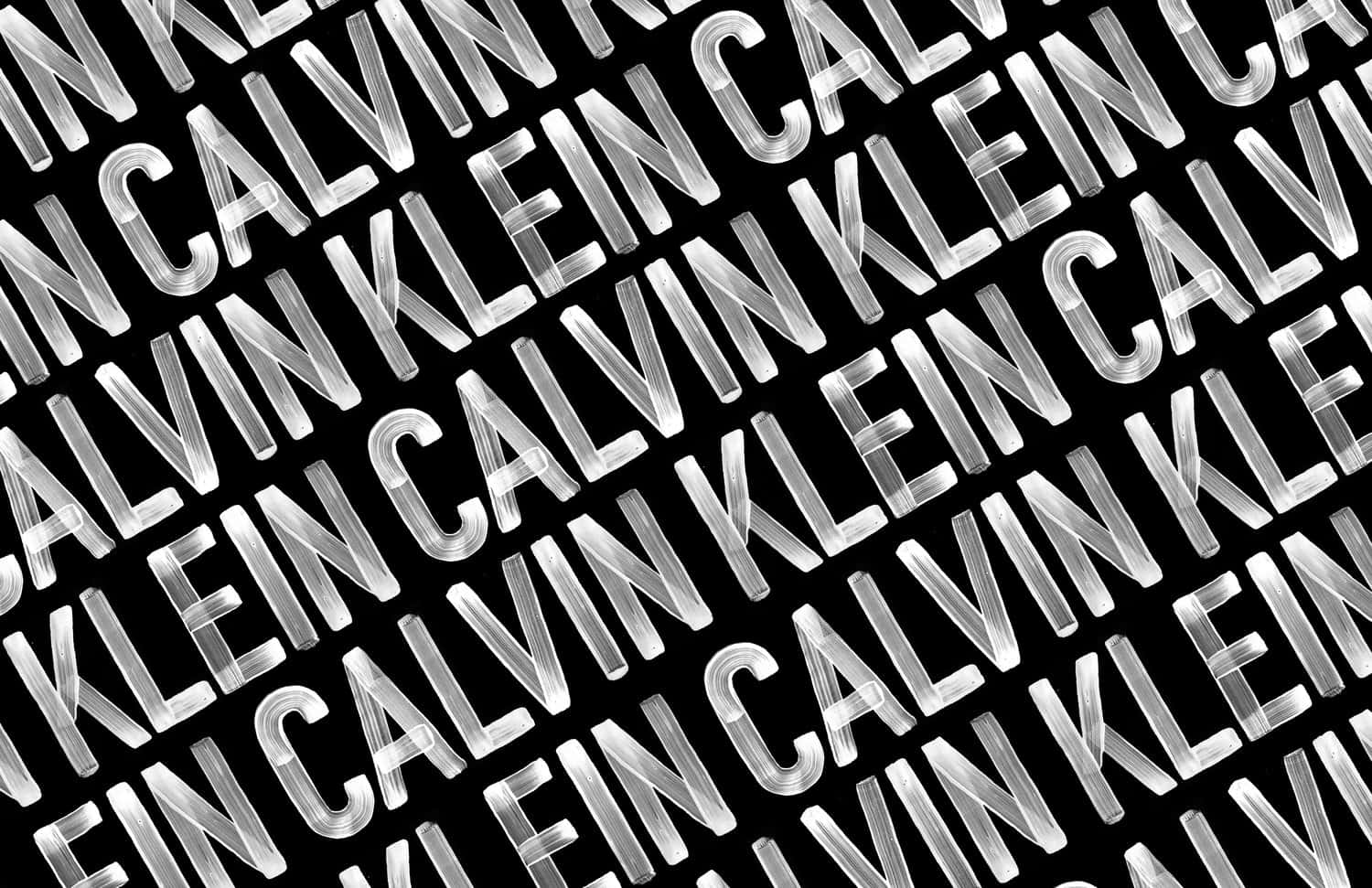 Calvin Klein標誌於抽象漸層背景 壁紙 — 重複的 'CALVIN KLEIN' 文字以白色書法字體斜向排列在黑色背景上。