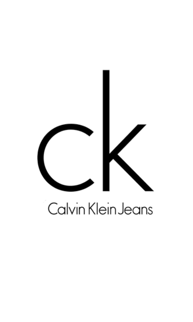 Calvin Klein的優雅與高貴 壁紙 — 簡約黑白Calvin Klein Jeans標誌居中於純白背景上。