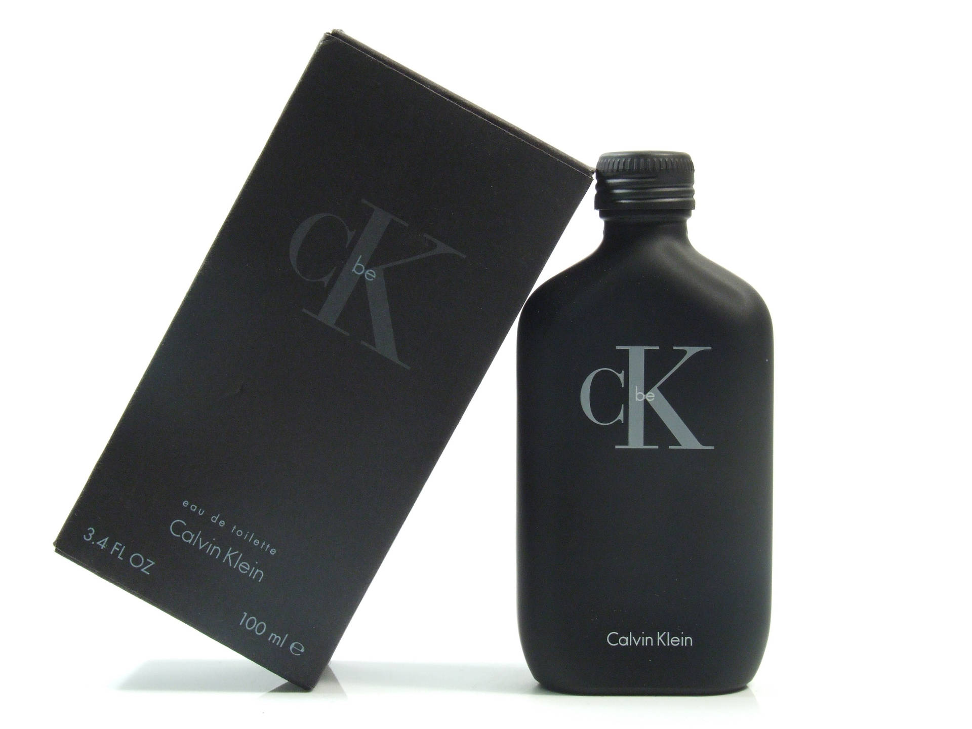 白色背景上的Calvin Klein CK be香水瓶和盒子