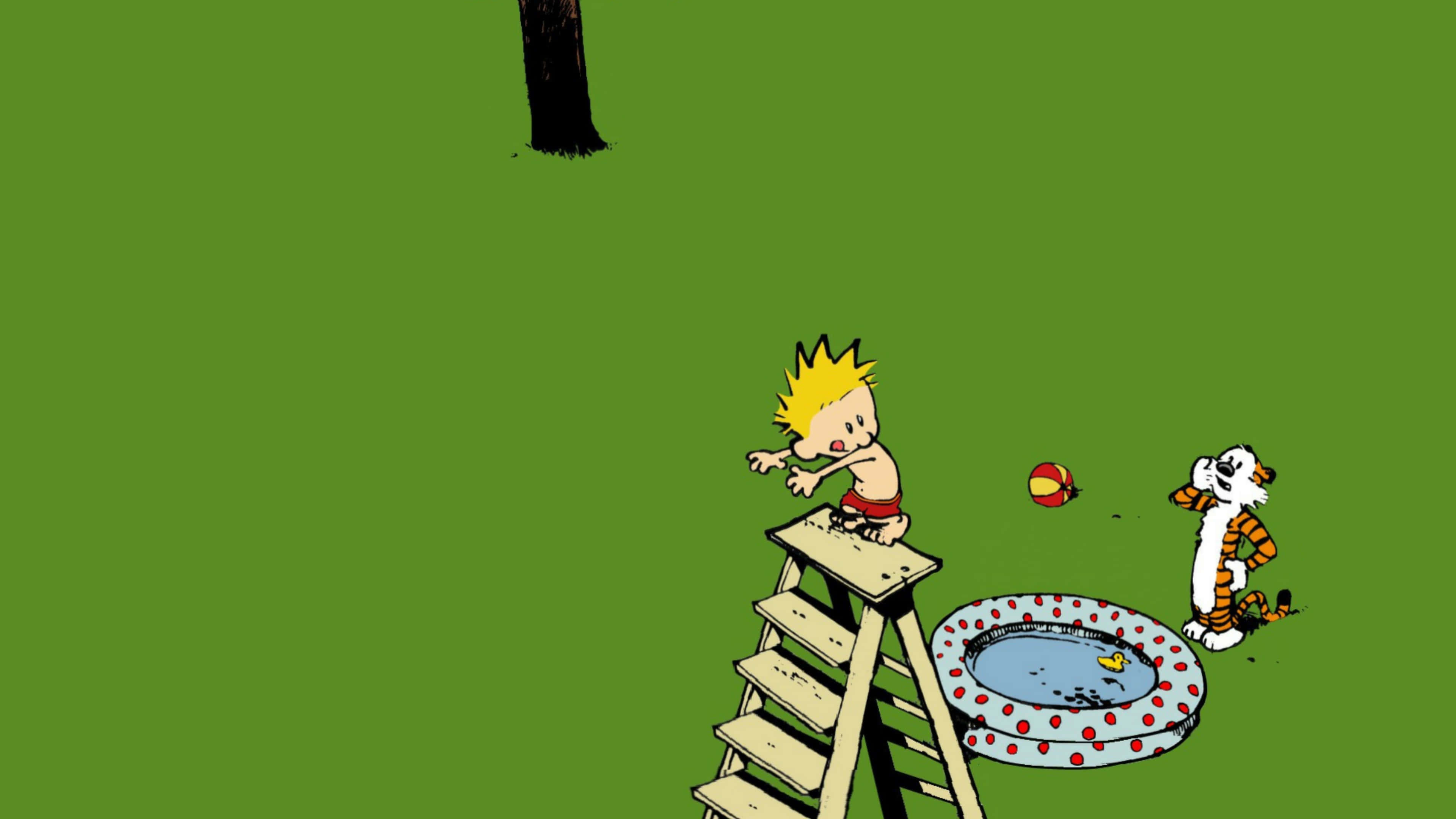 Calvin與Hobbes 4K黃綠色調 壁紙 — 一個卡通男孩，頭髮尖尖，站在梯子上，旁邊有一個波點兒童泳池，一隻老虎在附近觀看。