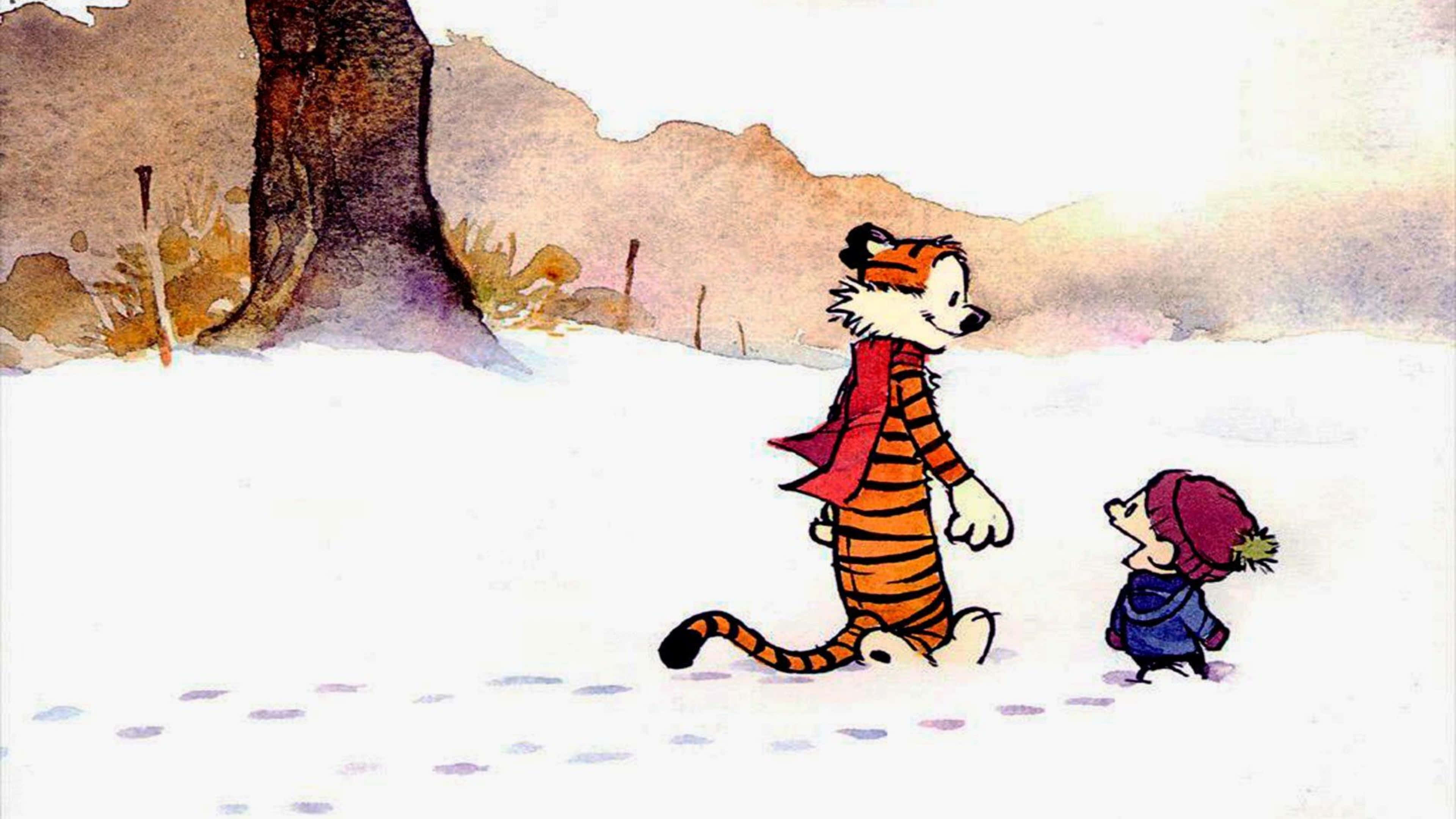 Calvin與Hobbes 4K歡樂冒險 壁紙 — 卡爾文和一隻老虎在柔和的冬日天空下走過白雪覆蓋的樹林。