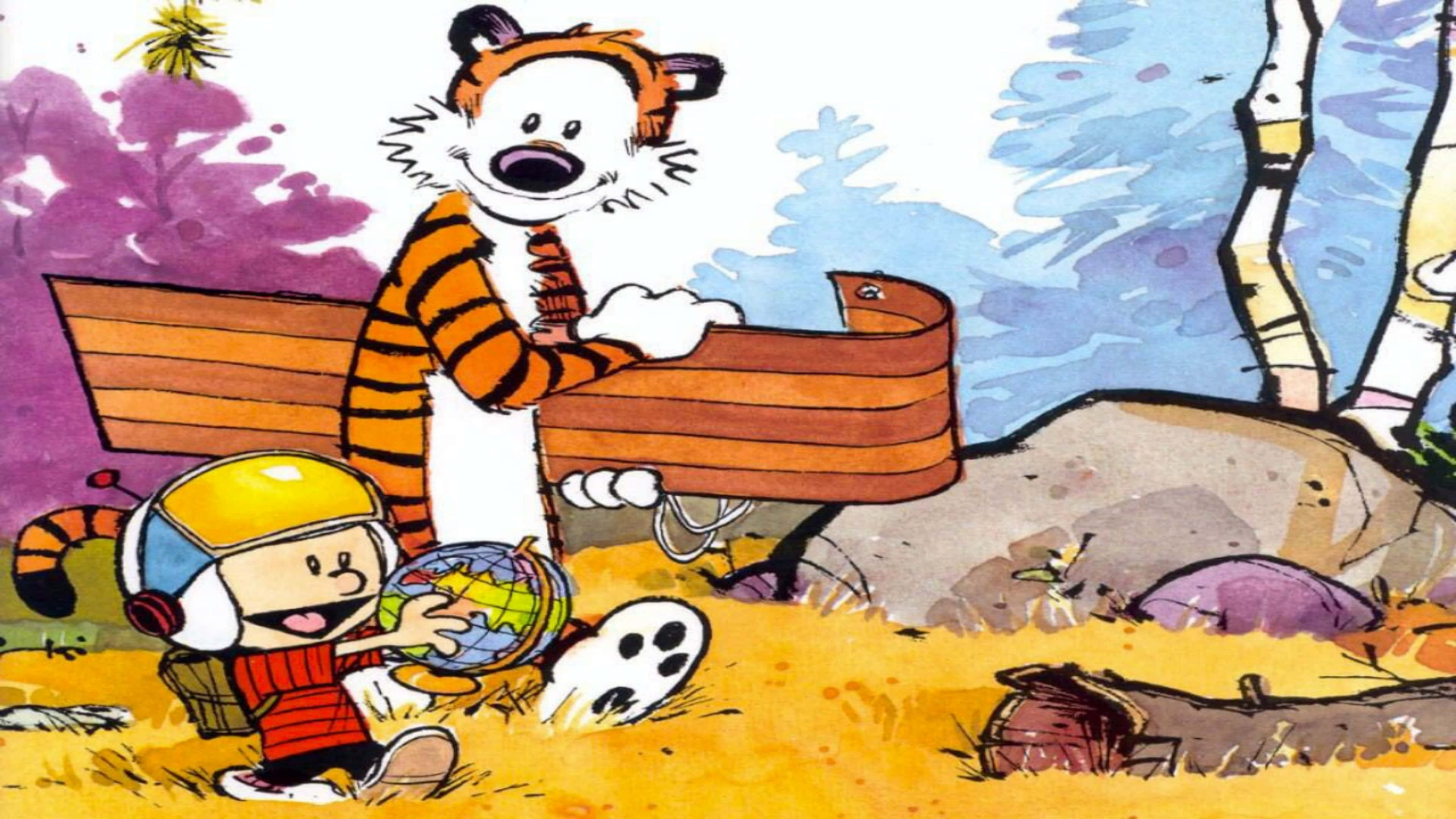 Calvin與Hobbes 4K冒險 壁紙 — 卡爾文和一隻老虎推著木製雪橇穿過色彩繽紛的秋日森林，有紫色樹木和黃色草地。
