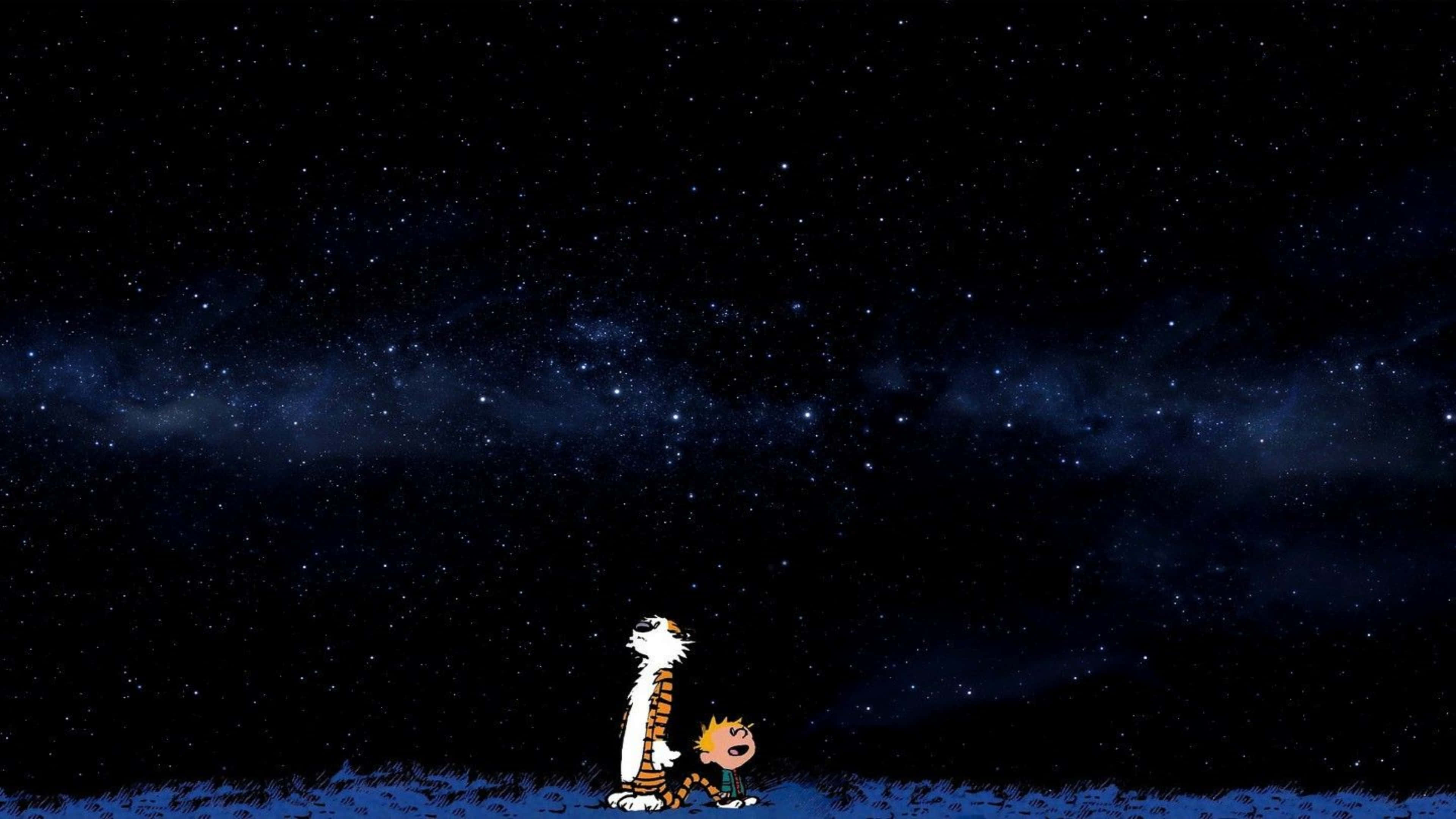 Calvin與Hobbes 4K深藍夜空 壁紙 — 一個男孩和他的老虎坐在長滿草的山丘上，仰望廣闊的星空，滿是發光的星星和宇宙雲層。