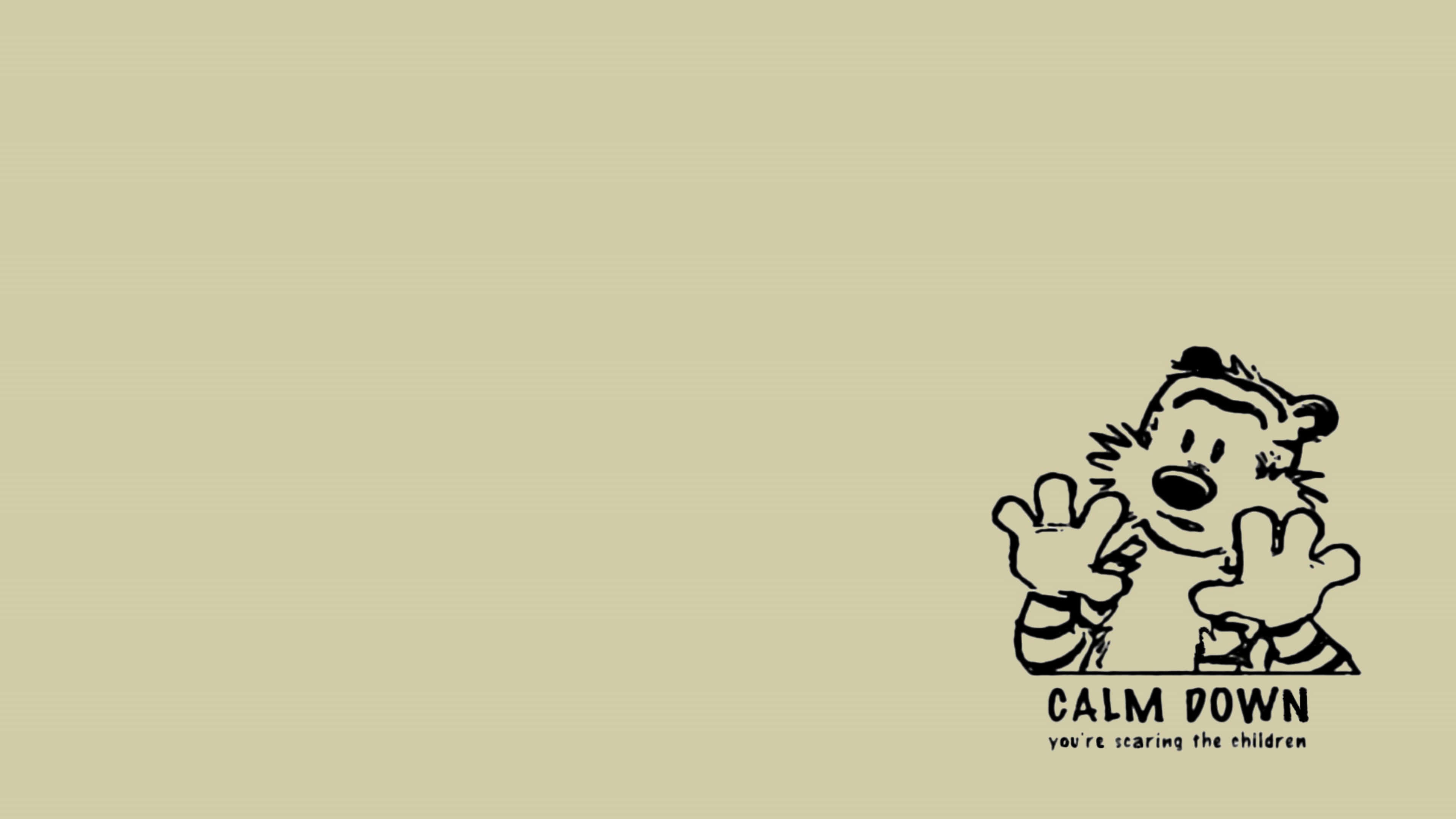 Calvin與Hobbes 4K米白背景 壁紙 — 一隻條紋毛皮的卡通老虎在米色背景上揮舞雙爪，文字寫著冷靜點，你嚇到孩子們了。
