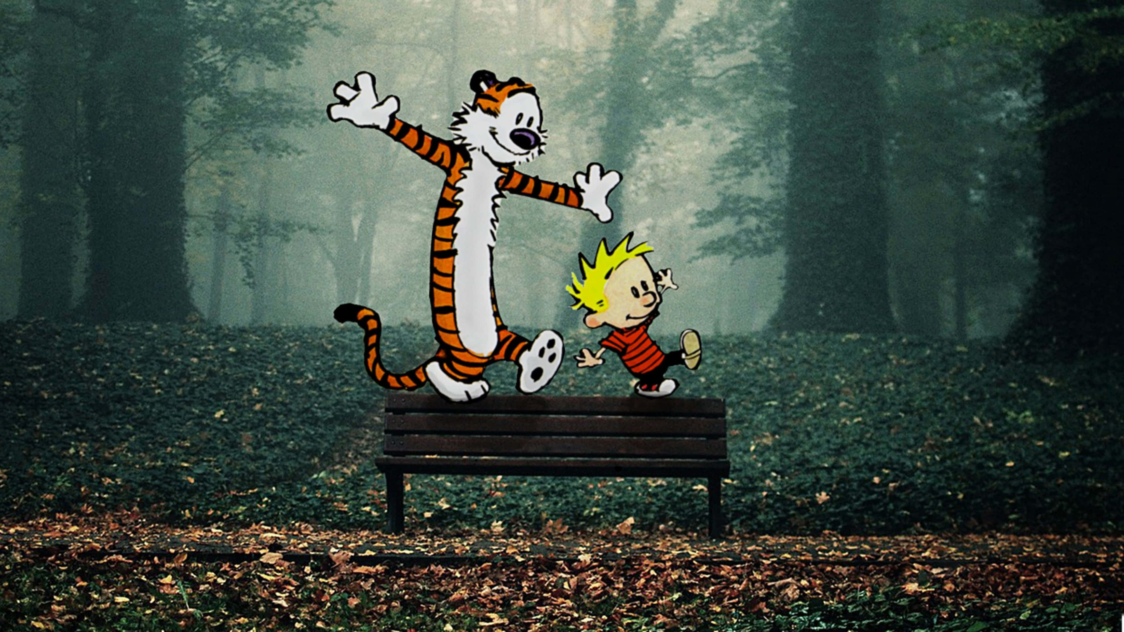 Calvin與Hobbes 4K秋日森林 壁紙 — 卡爾文與霍布斯在迷霧秋林中從長椅歡樂躍起，落葉紛飛。