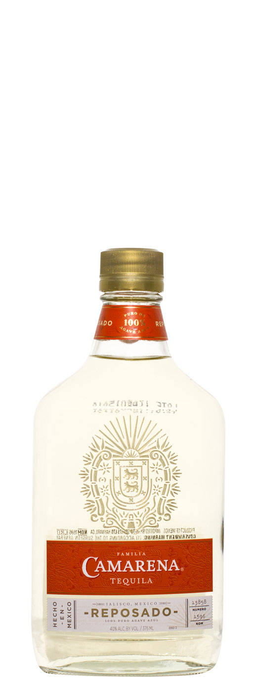 Camarena Reposado 龍舌蘭酒 壁紙 — 一個透明嘅Camarena Reposado龍舌蘭酒樽，金色蓋同華麗標籤，企喺純白背景前面。