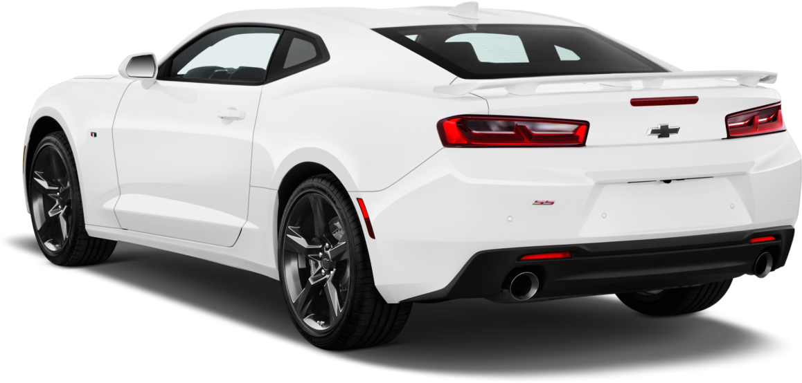 白色雪佛蘭 Camaro SS 2023 壁紙 — 從後方四分之三角度觀看，一輛時尚的白色雪佛蘭Camaro跑車，背景為黑色。