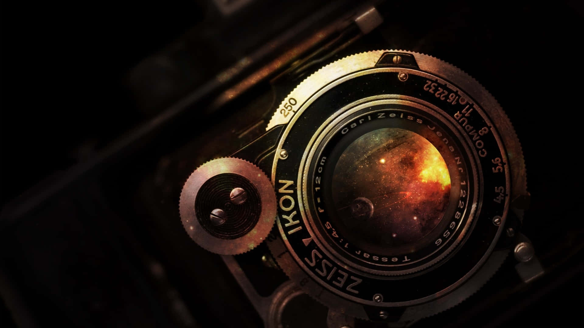 復古相機鏡頭特寫，通過光圈顯示宇宙星雲