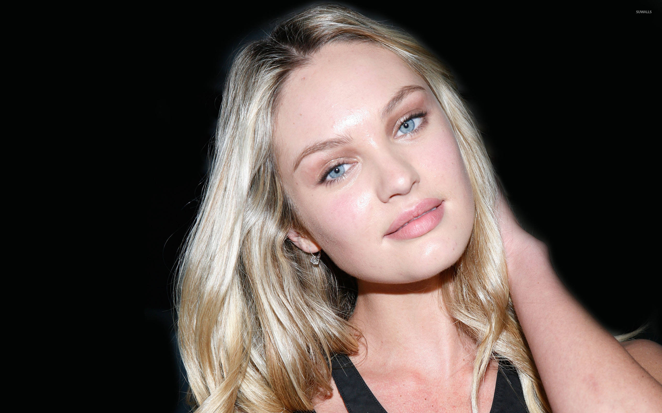 Candice Swanepoel 天使面容攝影 壁紙 — 一位金髮藍眼女性在黑色背景前柔和凝視的特寫肖像。