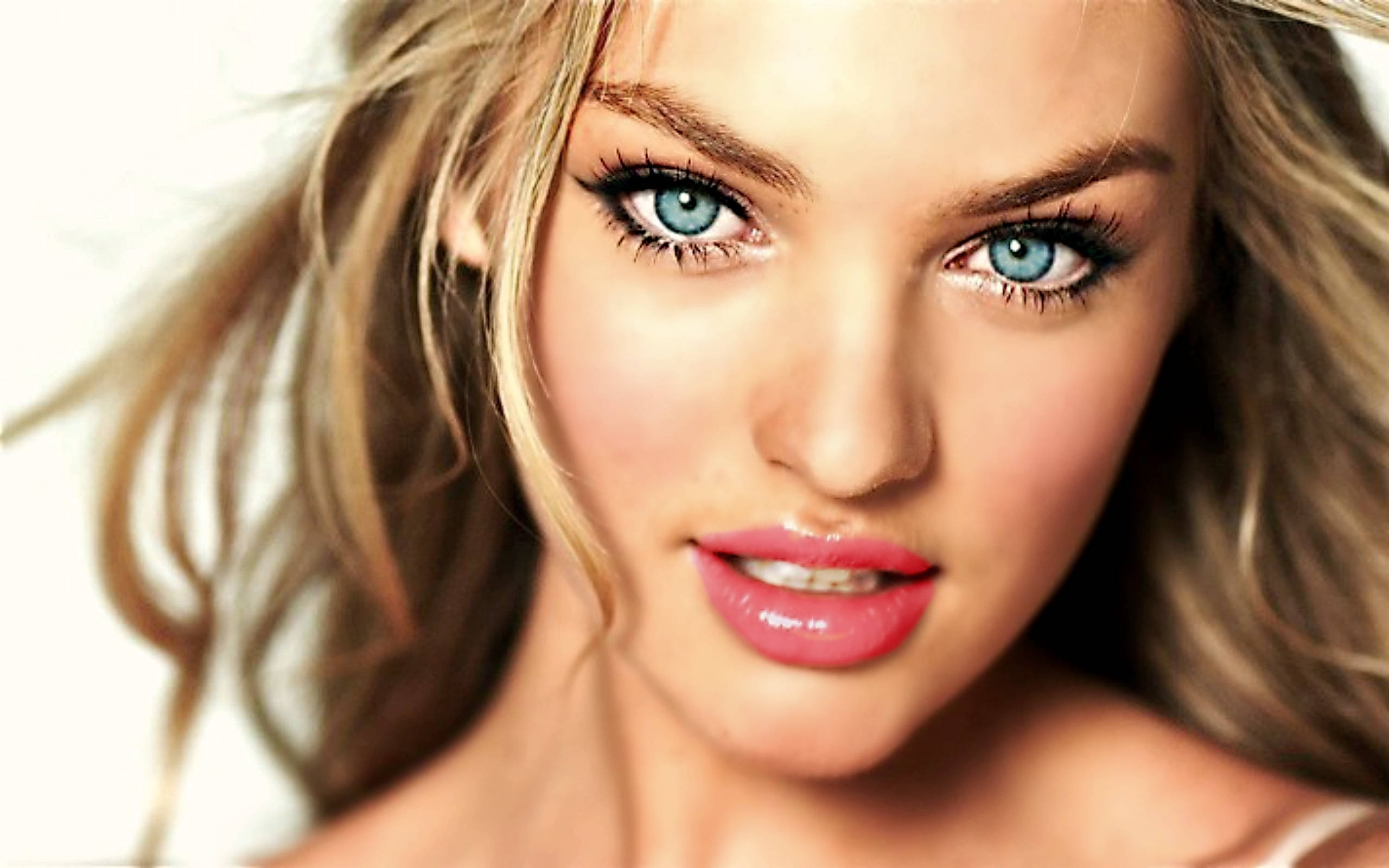 Candice Swanepoel 靈魂側影攝影 壁紙 — 一位擁有引人注目的藍眼睛和金髮的女性在柔和白色背景下的特寫肖像。