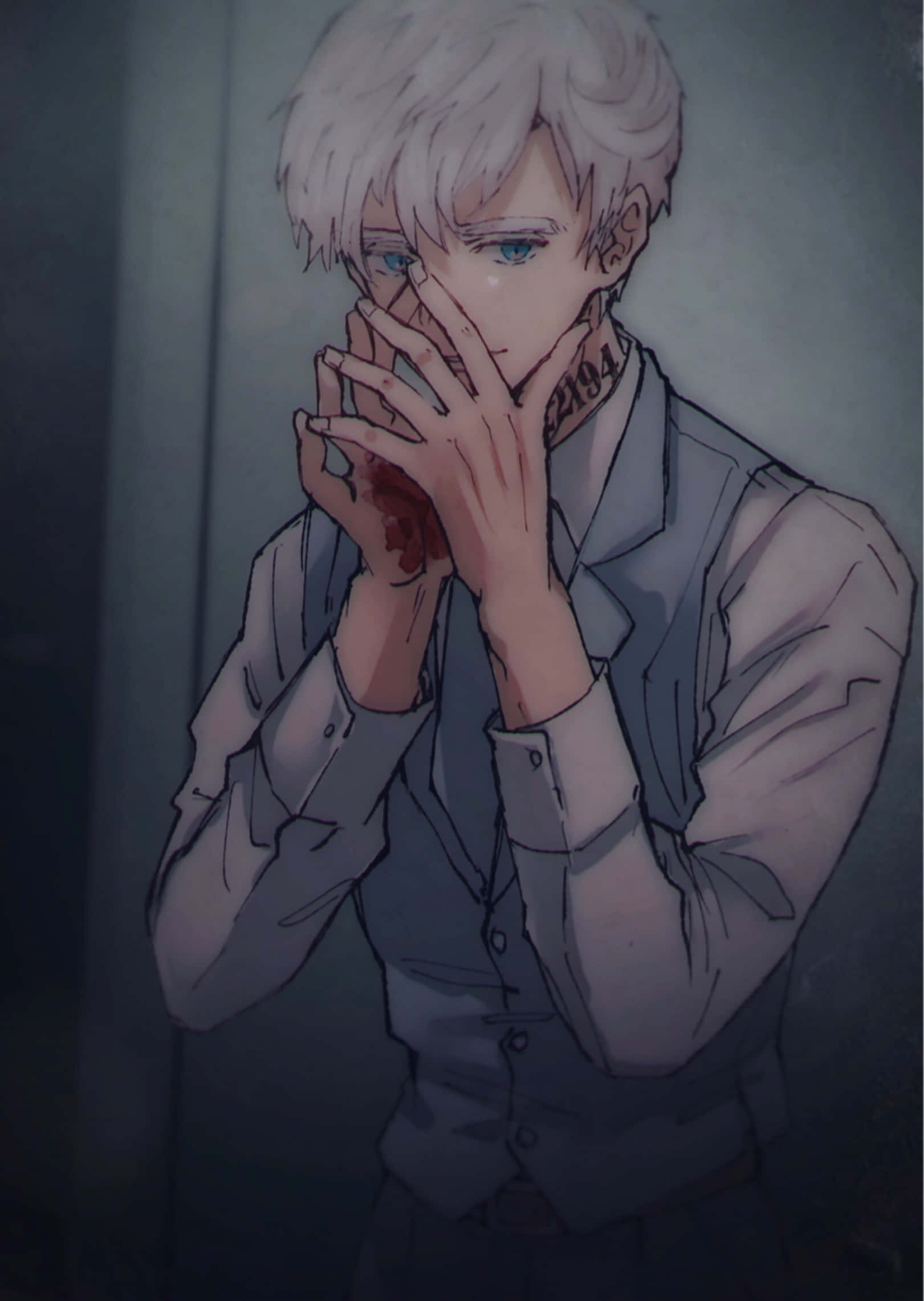 The Promised Neverland Norman 桌布 壁紙 — 一個蒼白的動漫男孩，白髮藍眼，用沾滿鮮血的手遮住臉，靠著昏暗的灰色牆壁。