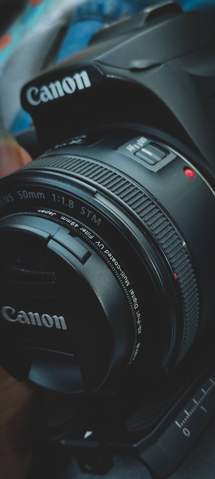 黑色Canon DSLR相機特寫，帶有鏡頭蓋。