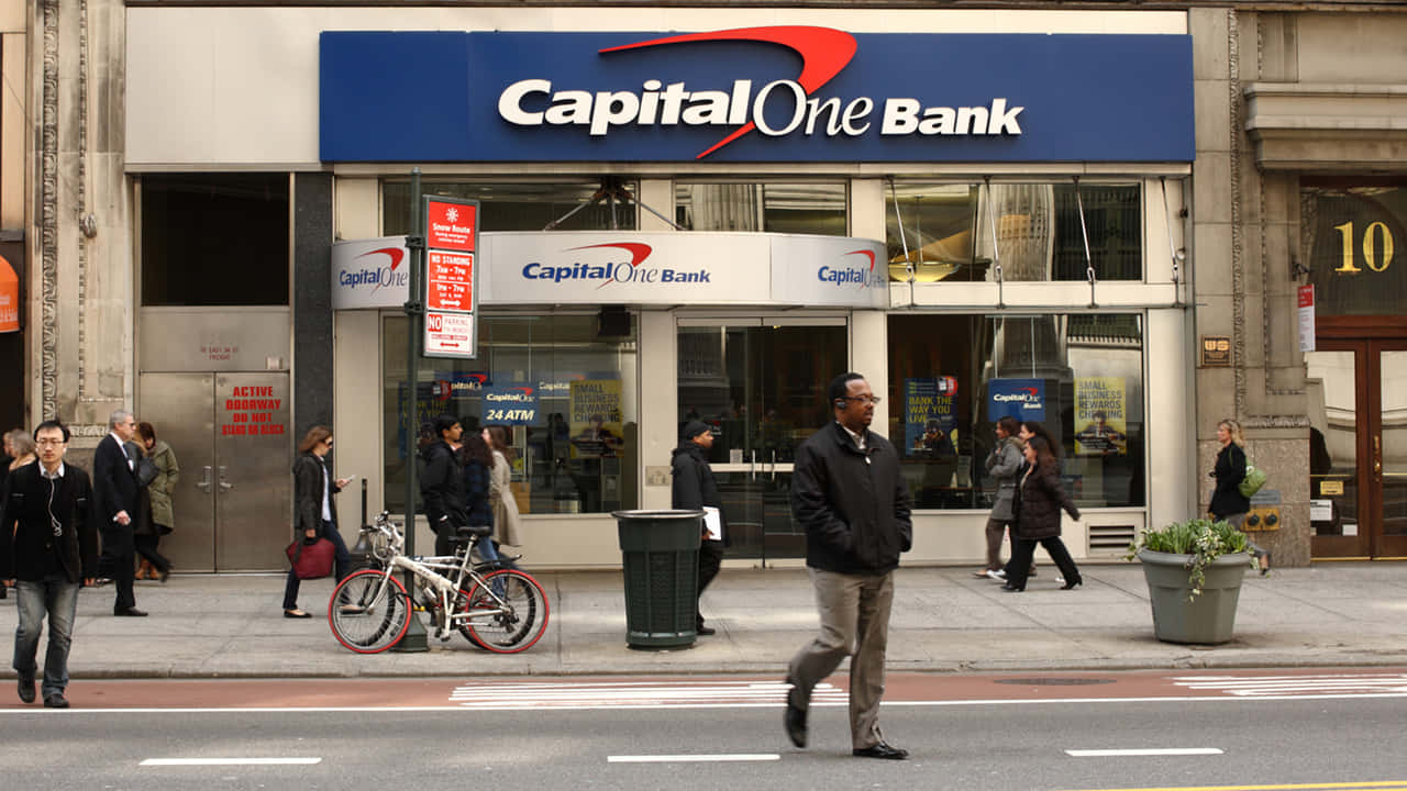 人們喺城市行人道上行經 Capital One Bank 分行。