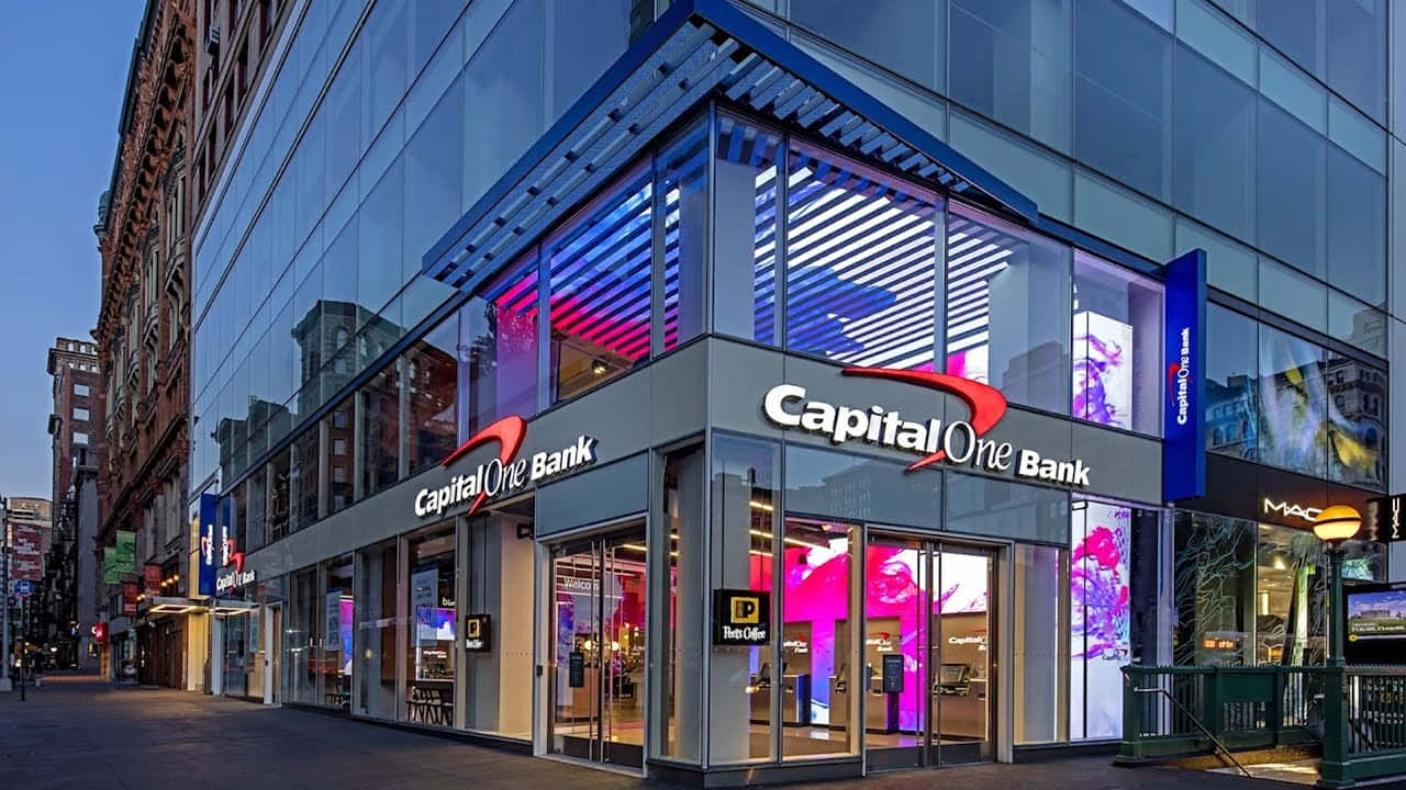 黃昏時分的Capital One Bank店面，色彩繽紛的室內燈光。