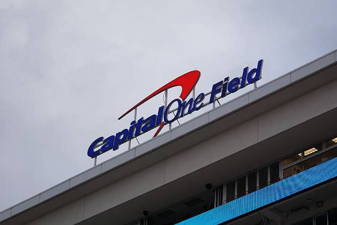 陰天時的Capital One Field體育場標誌