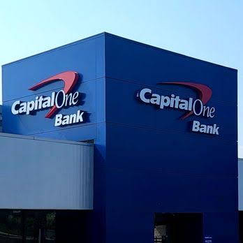Capital One Bank大樓，藍色外牆配紅色標誌