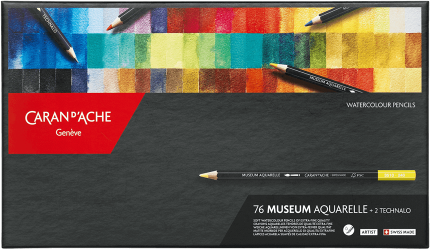 Caran d'Ache Museum Aquarelle 水彩鉛筆套裝 壁紙 — Caran d'Ache水彩鉛筆的時尚黑色盒子在紋理石板上展示鮮豔的色卡和一支鉛筆。